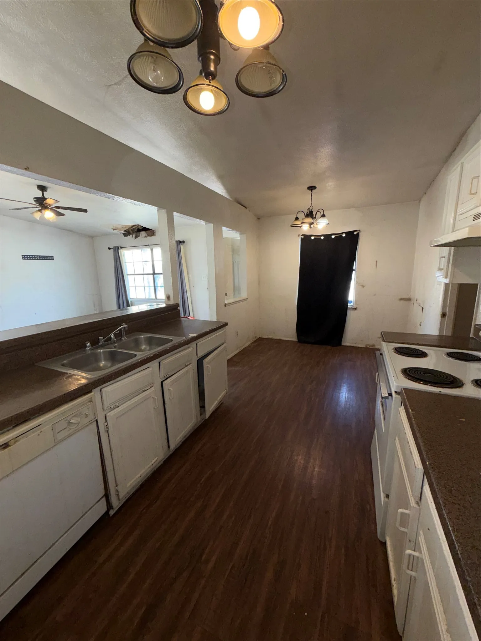 Single Family Residence For Sale in Dallas County , 9419 Culberson Street, Dallas, Texas 75227, 3 Bedroom, 2 Bathroom, Garage spaces, 1,306 Sqft, built in 1983, mls#21382848, Real Estate Agent in Dallas, Homes For Sale in Dallas county, Homes For Sale in Dallas, Realtor in Dallas Texas, Real Estate Brokerage Independent Realty Texas, Luminita Cordes Realtor
