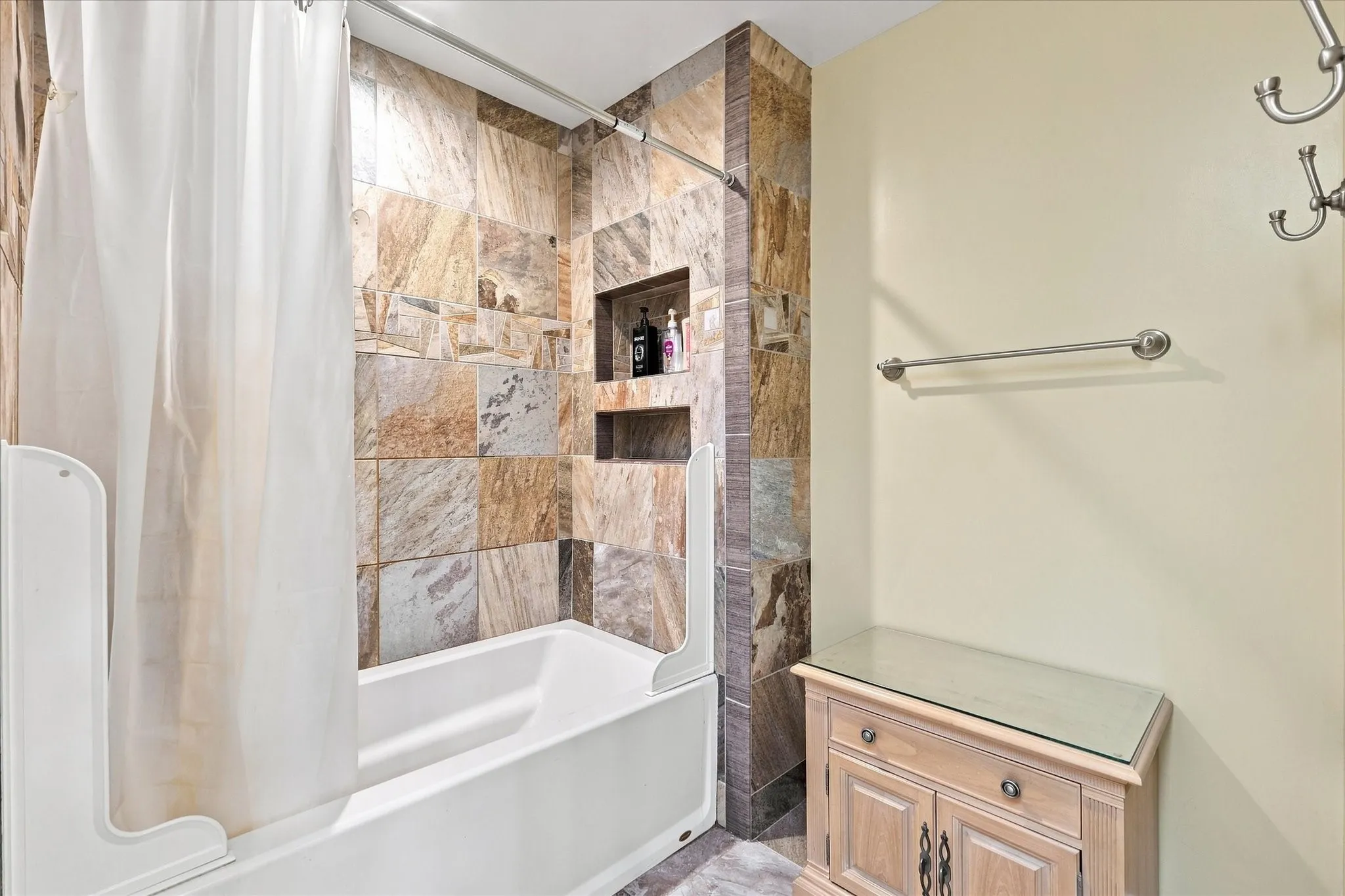 Duplex For Rent in Dallas County , 2021 Whippoorwill Lane, Carrollton, Texas 75006, 2 Bedroom, 2 Bathroom, 2 Garage spaces, 2,016 Sqft, built in 1978, mls#21380596, Real Estate Agent in Carrollton, Homes For Rent in Dallas county, Homes For Rent in Carrollton, Realtor in Carrollton Texas, Real Estate Brokerage Independent Realty Texas, Luminita Cordes Realtor