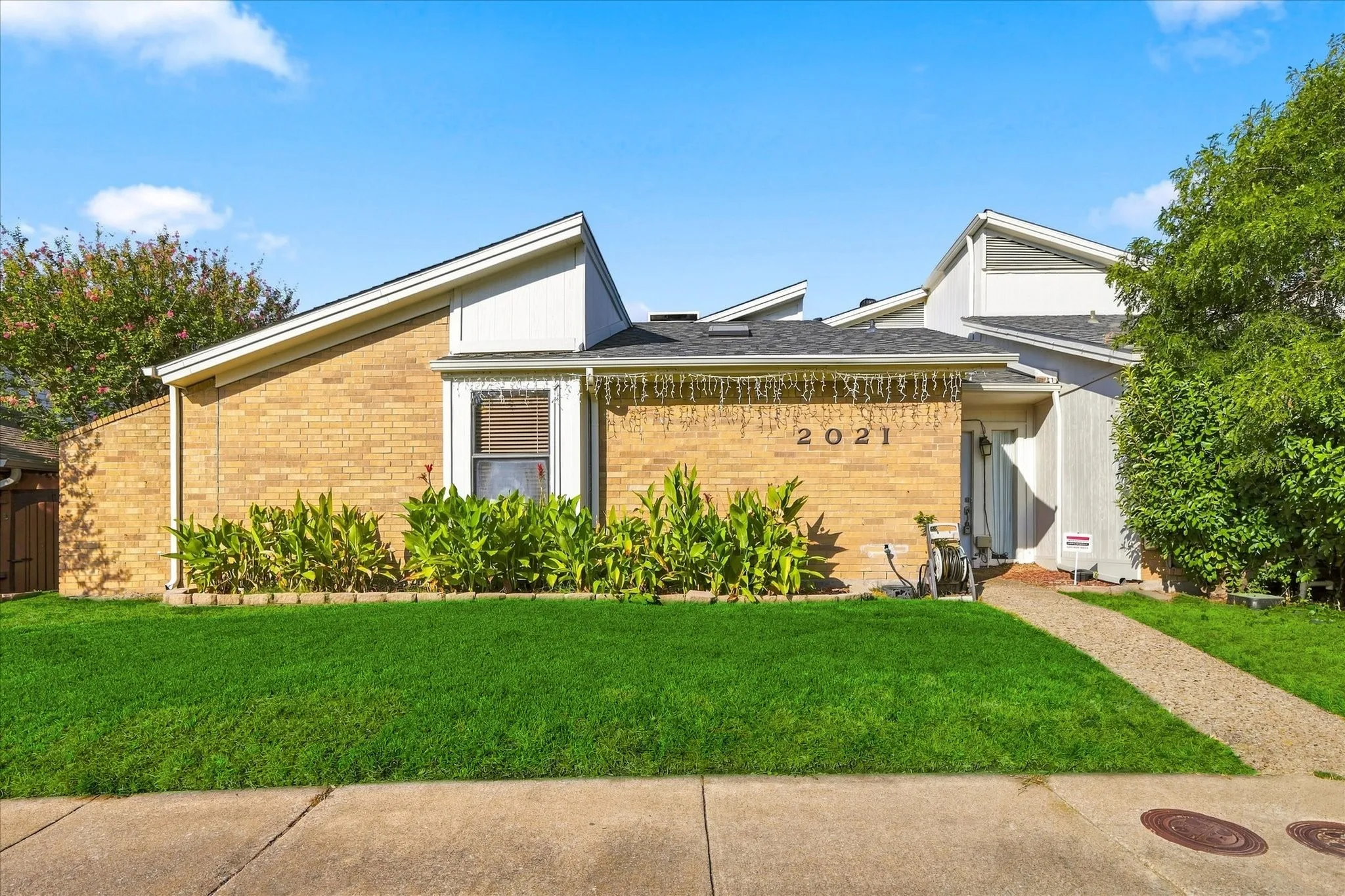 Duplex For Rent in Dallas County , 2021 Whippoorwill Lane, Carrollton, Texas 75006, 2 Bedroom, 2 Bathroom, 2 Garage spaces, 2,016 Sqft, built in 1978, mls#21380596, Real Estate Agent in Carrollton, Homes For Rent in Dallas county, Homes For Rent in Carrollton, Realtor in Carrollton Texas, Real Estate Brokerage Independent Realty Texas, Luminita Cordes Realtor