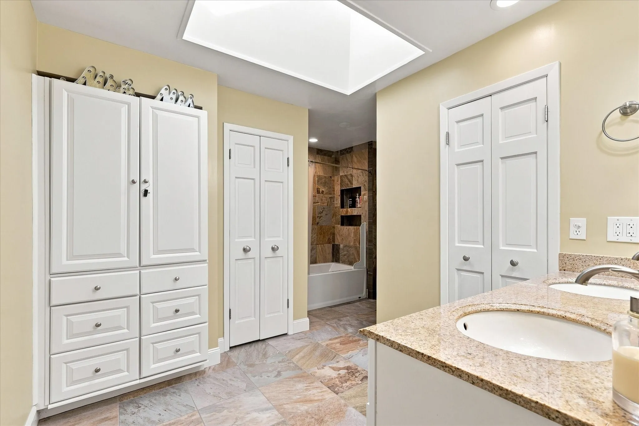 Duplex For Rent in Dallas County , 2021 Whippoorwill Lane, Carrollton, Texas 75006, 2 Bedroom, 2 Bathroom, 2 Garage spaces, 2,016 Sqft, built in 1978, mls#21380596, Real Estate Agent in Carrollton, Homes For Rent in Dallas county, Homes For Rent in Carrollton, Realtor in Carrollton Texas, Real Estate Brokerage Independent Realty Texas, Luminita Cordes Realtor