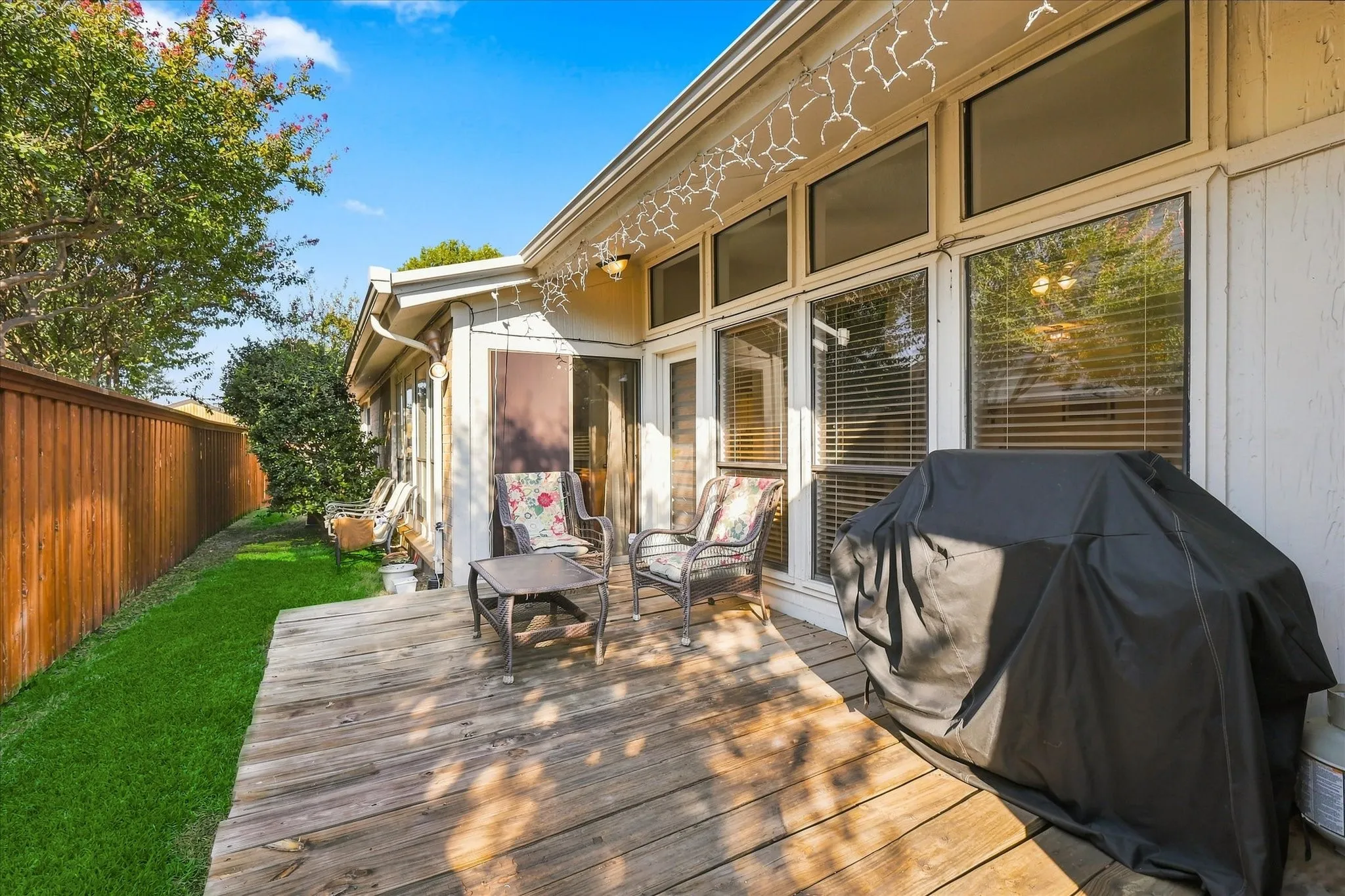 Duplex For Rent in Dallas County , 2021 Whippoorwill Lane, Carrollton, Texas 75006, 2 Bedroom, 2 Bathroom, 2 Garage spaces, 2,016 Sqft, built in 1978, mls#21380596, Real Estate Agent in Carrollton, Homes For Rent in Dallas county, Homes For Rent in Carrollton, Realtor in Carrollton Texas, Real Estate Brokerage Independent Realty Texas, Luminita Cordes Realtor