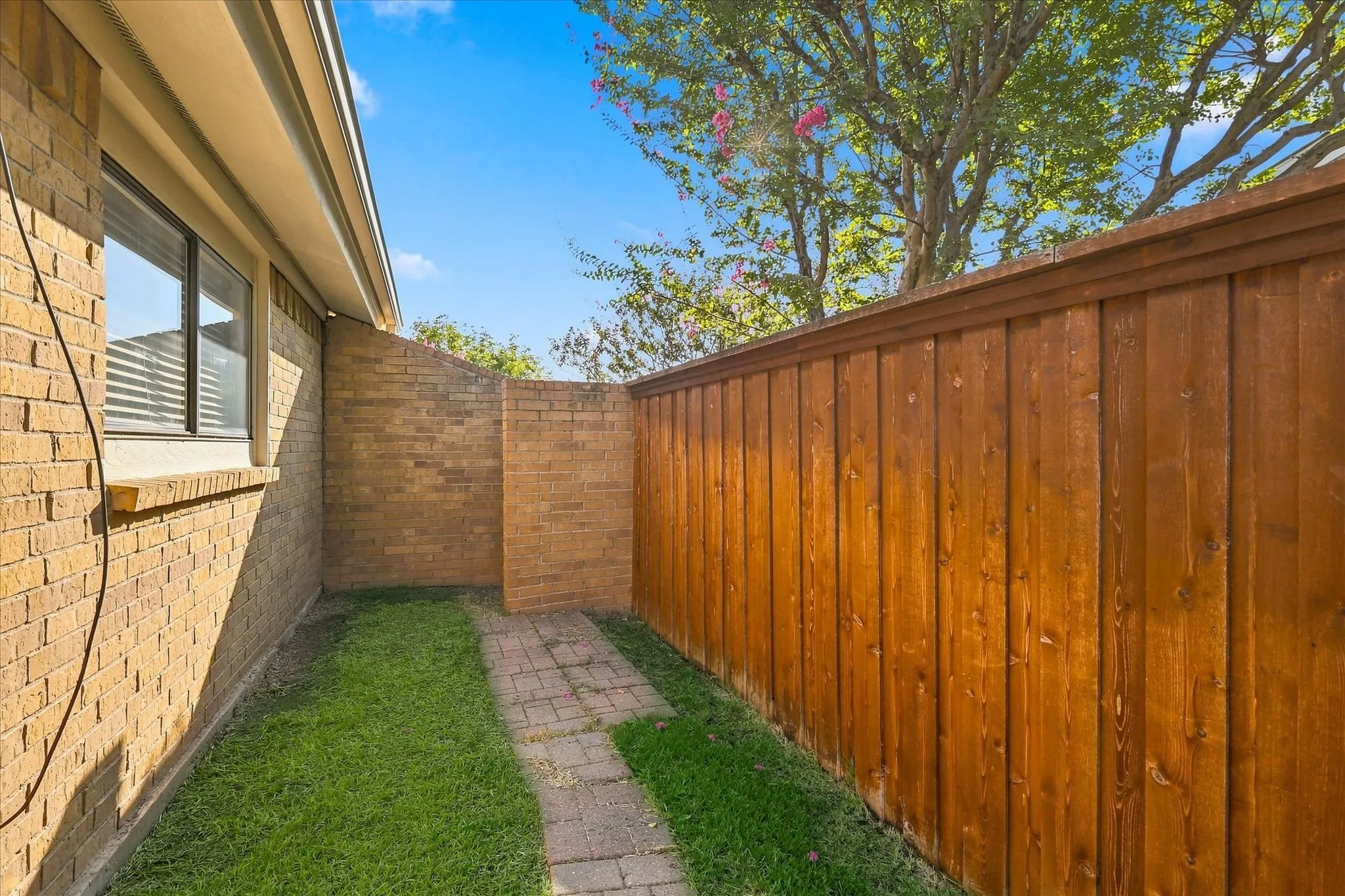 Duplex For Rent in Dallas County , 2021 Whippoorwill Lane, Carrollton, Texas 75006, 2 Bedroom, 2 Bathroom, 2 Garage spaces, 2,016 Sqft, built in 1978, mls#21380596, Real Estate Agent in Carrollton, Homes For Rent in Dallas county, Homes For Rent in Carrollton, Realtor in Carrollton Texas, Real Estate Brokerage Independent Realty Texas, Luminita Cordes Realtor