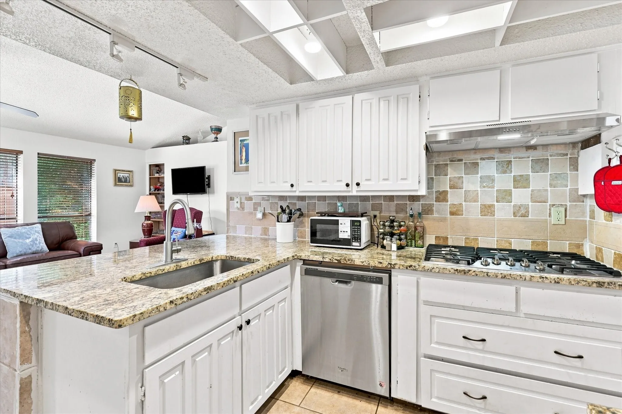Duplex For Rent in Dallas County , 2021 Whippoorwill Lane, Carrollton, Texas 75006, 2 Bedroom, 2 Bathroom, 2 Garage spaces, 2,016 Sqft, built in 1978, mls#21380596, Real Estate Agent in Carrollton, Homes For Rent in Dallas county, Homes For Rent in Carrollton, Realtor in Carrollton Texas, Real Estate Brokerage Independent Realty Texas, Luminita Cordes Realtor