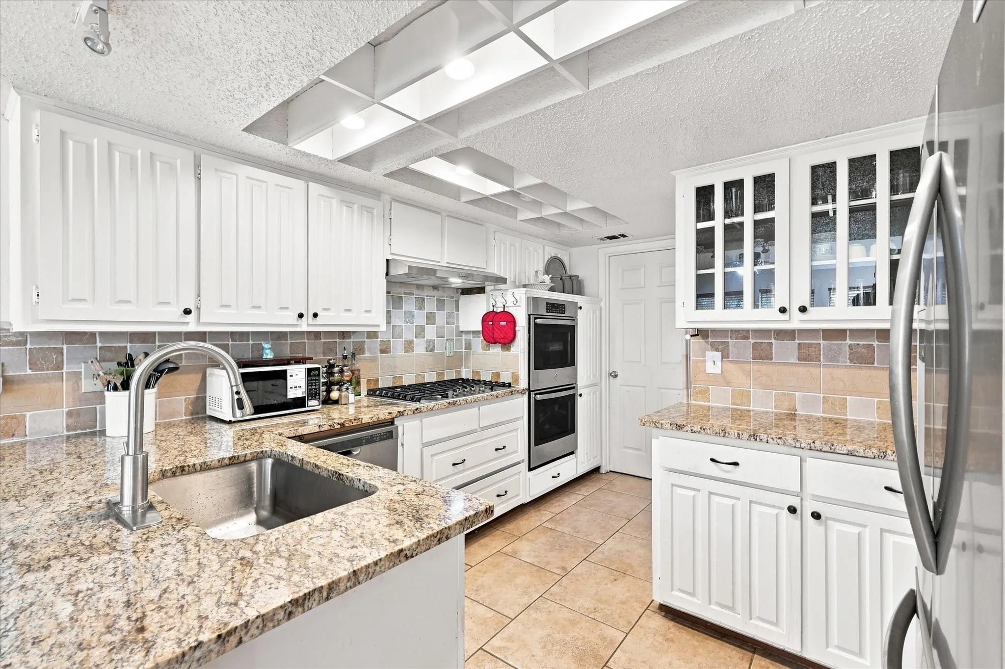 Duplex For Rent in Dallas County , 2021 Whippoorwill Lane, Carrollton, Texas 75006, 2 Bedroom, 2 Bathroom, 2 Garage spaces, 2,016 Sqft, built in 1978, mls#21380596, Real Estate Agent in Carrollton, Homes For Rent in Dallas county, Homes For Rent in Carrollton, Realtor in Carrollton Texas, Real Estate Brokerage Independent Realty Texas, Luminita Cordes Realtor