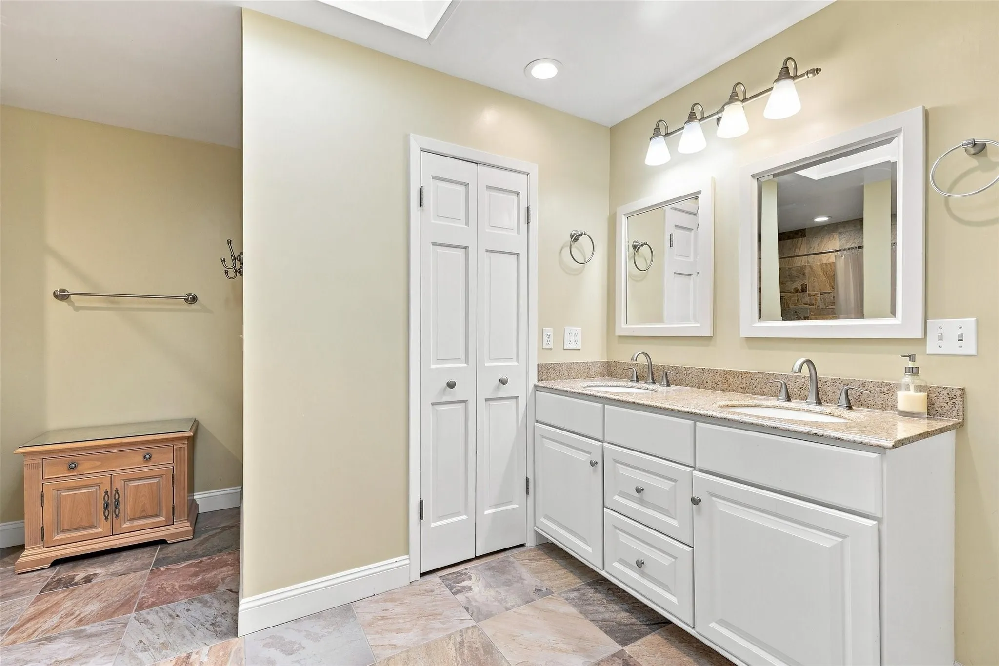 Duplex For Rent in Dallas County , 2021 Whippoorwill Lane, Carrollton, Texas 75006, 2 Bedroom, 2 Bathroom, 2 Garage spaces, 2,016 Sqft, built in 1978, mls#21380596, Real Estate Agent in Carrollton, Homes For Rent in Dallas county, Homes For Rent in Carrollton, Realtor in Carrollton Texas, Real Estate Brokerage Independent Realty Texas, Luminita Cordes Realtor