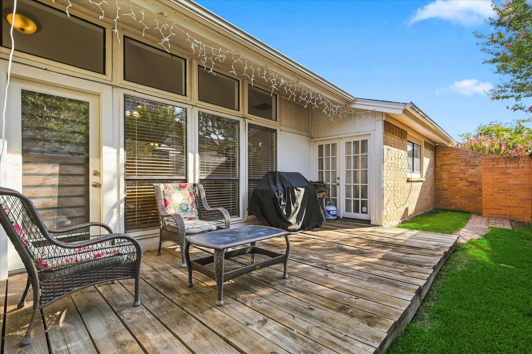 Duplex For Rent in Dallas County , 2021 Whippoorwill Lane, Carrollton, Texas 75006, 2 Bedroom, 2 Bathroom, 2 Garage spaces, 2,016 Sqft, built in 1978, mls#21380596, Real Estate Agent in Carrollton, Homes For Rent in Dallas county, Homes For Rent in Carrollton, Realtor in Carrollton Texas, Real Estate Brokerage Independent Realty Texas, Luminita Cordes Realtor