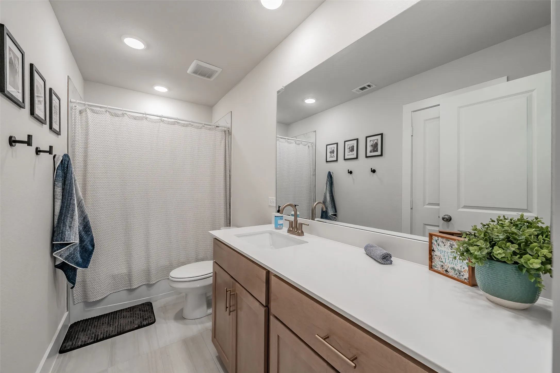 Single Family Residence For Sale in Denton County , 741 Peaceful Lane, Argyle, Texas 76226, 3 Bedroom, 3 Bathroom, 2 Garage spaces, 2,375 Sqft, built in 2023, mls#21382851, Real Estate Agent in Argyle, Homes For Sale in Denton county, Homes For Sale in Argyle, Realtor in Argyle Texas, Real Estate Brokerage Independent Realty Texas, Luminita Cordes Realtor