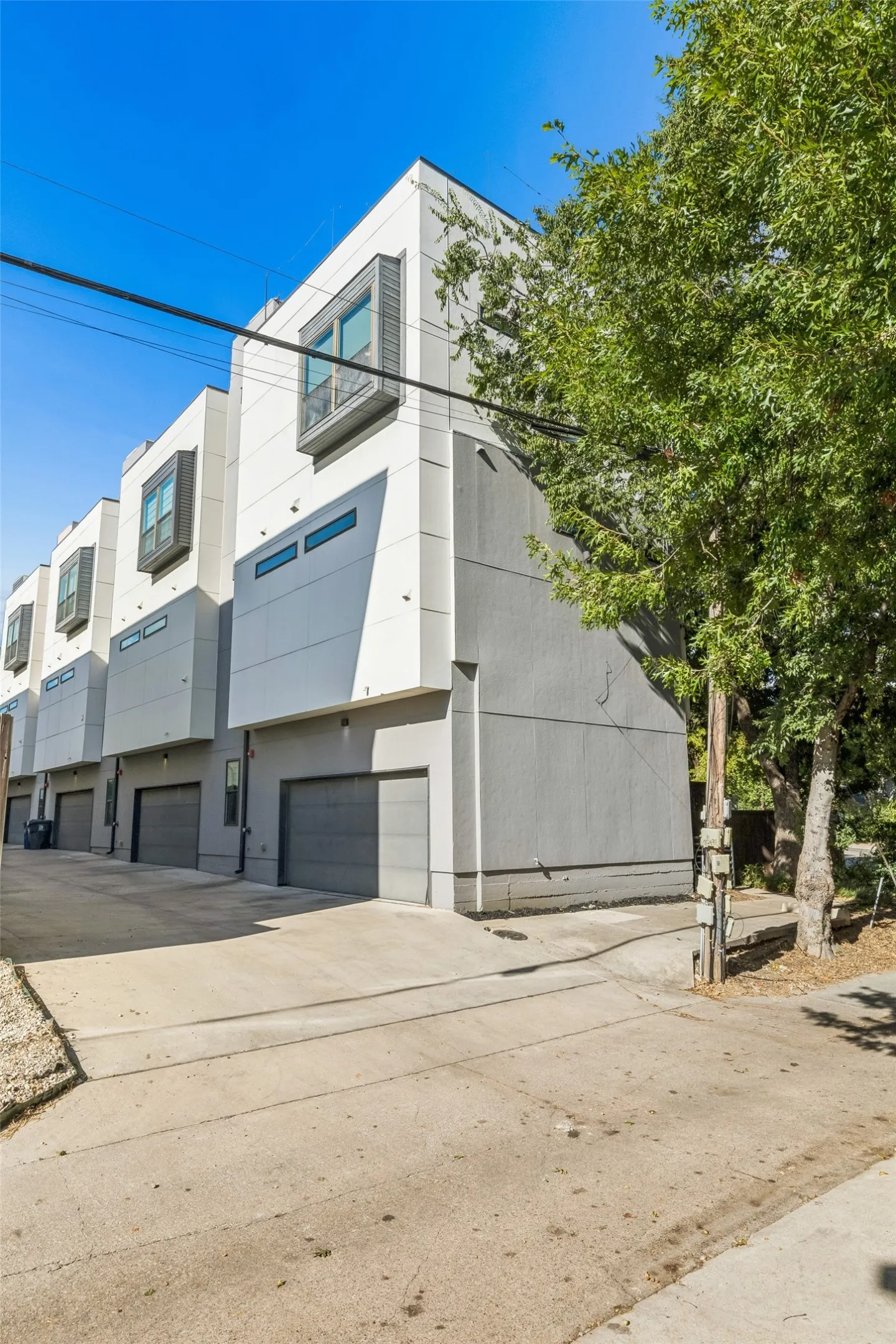 Condominium For Sale in Dallas County , 5914 Lindell Avenue 400, Dallas, Texas 75206, 2 Bedroom, 3 Bathroom, 2 Garage spaces, 1,502 Sqft, built in 2015, mls#21382150, Real Estate Agent in Dallas, Homes For Sale in Dallas county, Homes For Sale in Dallas, Realtor in Dallas Texas, Real Estate Brokerage Independent Realty Texas, Luminita Cordes Realtor
