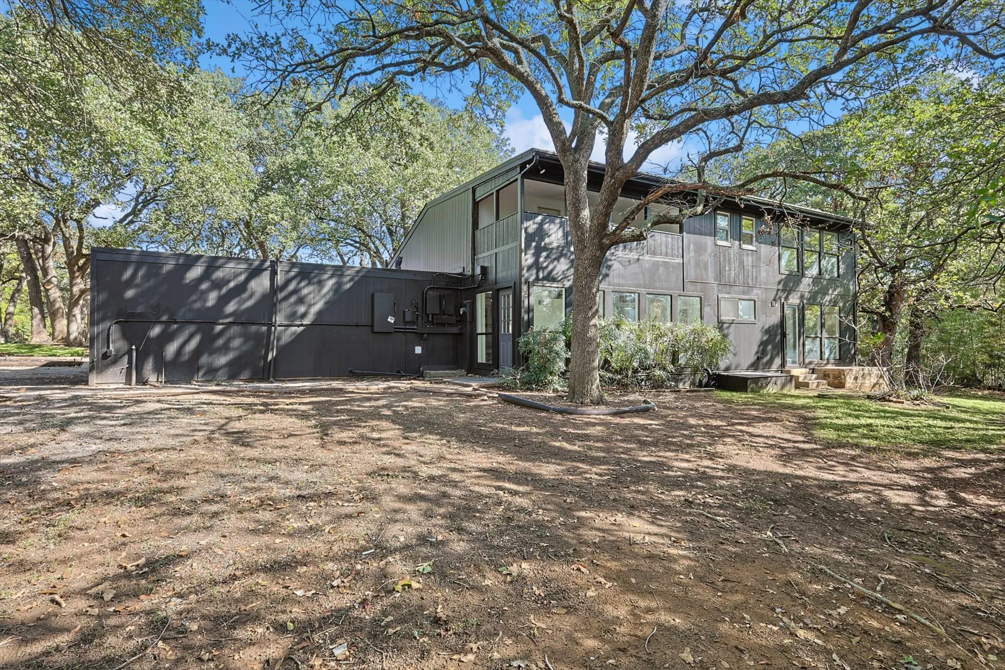 This area of the yard is now fenced directly behind the flat roof line.