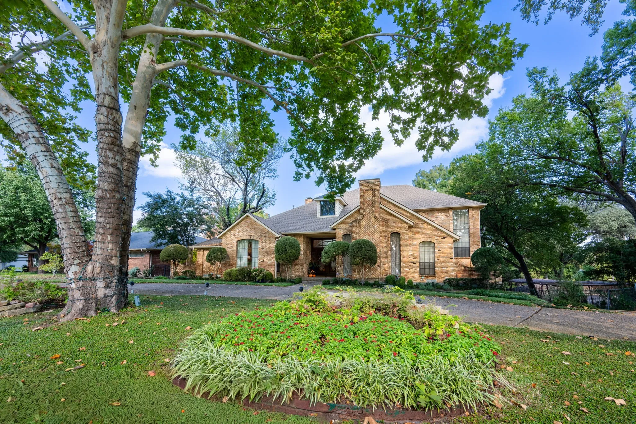 Single Family Residence For Sale in Dallas County , 3316 S Country Club Road, Garland, Texas 75043, 4 Bedroom, 5 Bathroom, 3 Garage spaces, 4,637 Sqft, built in 1984, mls#21382526, Real Estate Agent in Garland, Homes For Sale in Dallas county, Homes For Sale in Garland, Realtor in Garland Texas, Real Estate Brokerage Independent Realty Texas, Luminita Cordes Realtor