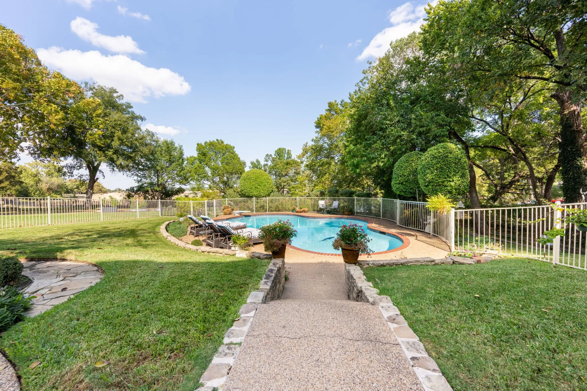 Single Family Residence For Sale in Dallas County , 3316 S Country Club Road, Garland, Texas 75043, 4 Bedroom, 5 Bathroom, 3 Garage spaces, 4,637 Sqft, built in 1984, mls#21382526, Real Estate Agent in Garland, Homes For Sale in Dallas county, Homes For Sale in Garland, Realtor in Garland Texas, Real Estate Brokerage Independent Realty Texas, Luminita Cordes Realtor