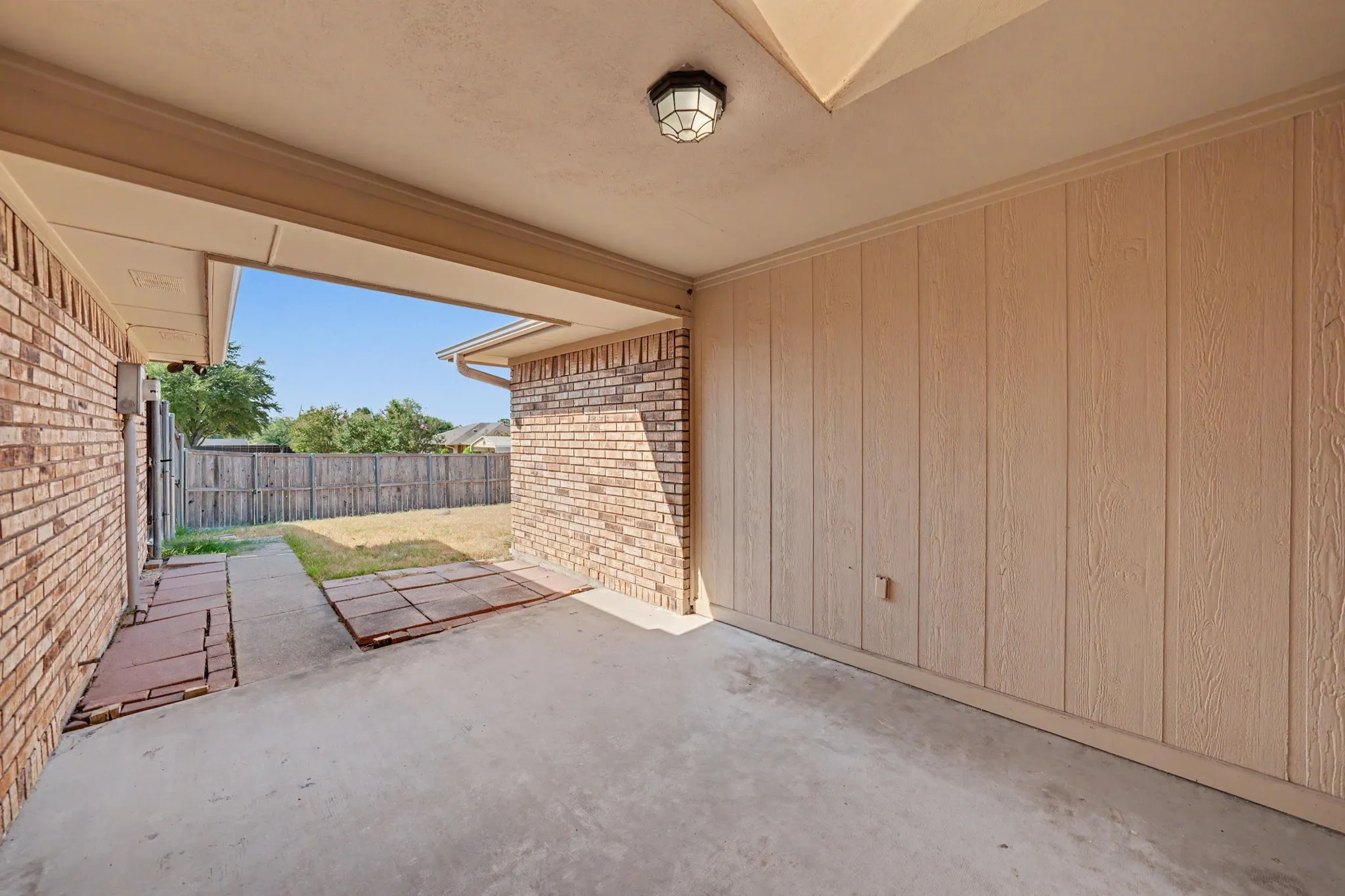 Single Family Residence For Sale in Dallas County , 1230 Lochness Lane, Garland, Texas 75044, 3 Bedroom, 2 Bathroom, 2 Garage spaces, 2,047 Sqft, built in 1986, mls#21382147, Real Estate Agent in Garland, Homes For Sale in Dallas county, Homes For Sale in Garland, Realtor in Garland Texas, Real Estate Brokerage Independent Realty Texas, Luminita Cordes Realtor