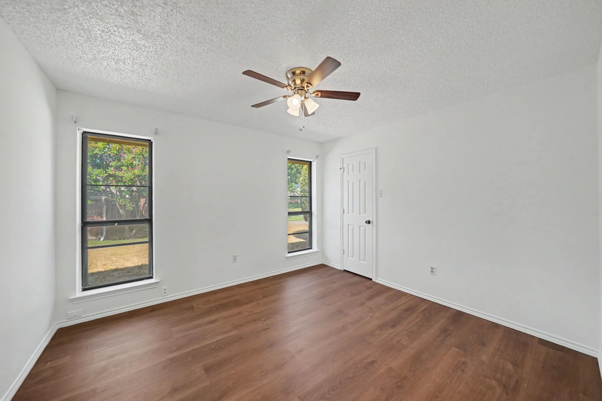 Single Family Residence For Sale in Dallas County , 1230 Lochness Lane, Garland, Texas 75044, 3 Bedroom, 2 Bathroom, 2 Garage spaces, 2,047 Sqft, built in 1986, mls#21382147, Real Estate Agent in Garland, Homes For Sale in Dallas county, Homes For Sale in Garland, Realtor in Garland Texas, Real Estate Brokerage Independent Realty Texas, Luminita Cordes Realtor