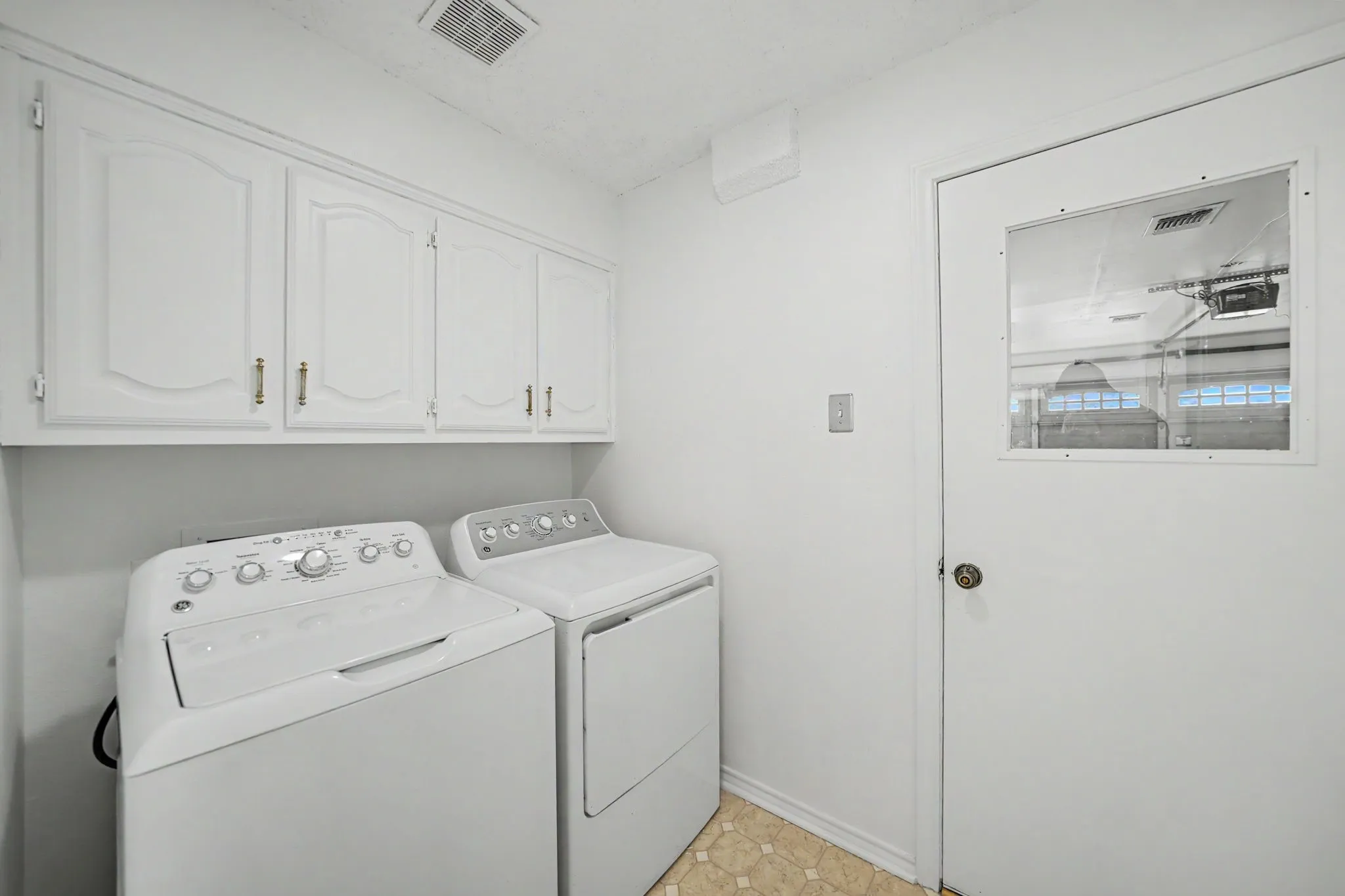 Single Family Residence For Sale in Dallas County , 1230 Lochness Lane, Garland, Texas 75044, 3 Bedroom, 2 Bathroom, 2 Garage spaces, 2,047 Sqft, built in 1986, mls#21382147, Real Estate Agent in Garland, Homes For Sale in Dallas county, Homes For Sale in Garland, Realtor in Garland Texas, Real Estate Brokerage Independent Realty Texas, Luminita Cordes Realtor