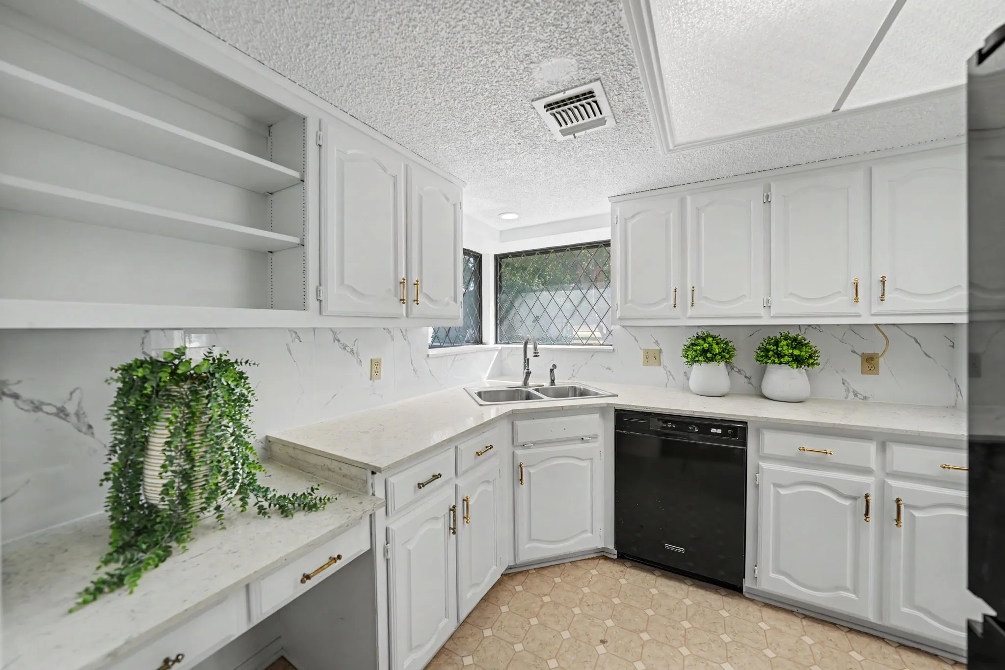 Single Family Residence For Sale in Dallas County , 1230 Lochness Lane, Garland, Texas 75044, 3 Bedroom, 2 Bathroom, 2 Garage spaces, 2,047 Sqft, built in 1986, mls#21382147, Real Estate Agent in Garland, Homes For Sale in Dallas county, Homes For Sale in Garland, Realtor in Garland Texas, Real Estate Brokerage Independent Realty Texas, Luminita Cordes Realtor