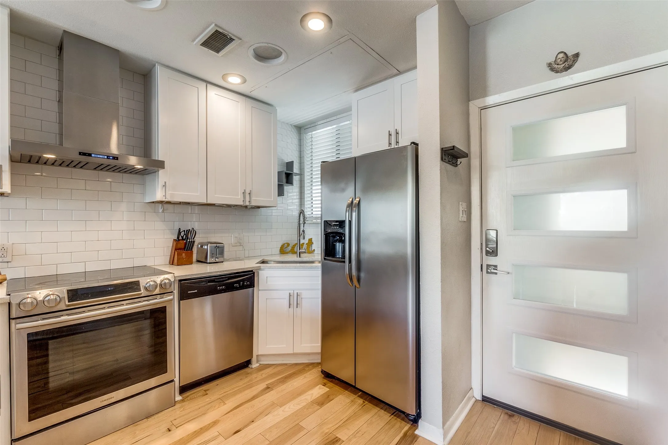 Condominium For Sale in Dallas County , 3907 Throckmorton Street 2, Dallas, Texas 75219, 1 Bedroom, 2 Bathroom, 1 Garage spaces, 787 Sqft, built in 1983, mls#21382856, Real Estate Agent in Dallas, Homes For Sale in Dallas county, Homes For Sale in Dallas, Realtor in Dallas Texas, Real Estate Brokerage Independent Realty Texas, Luminita Cordes Realtor