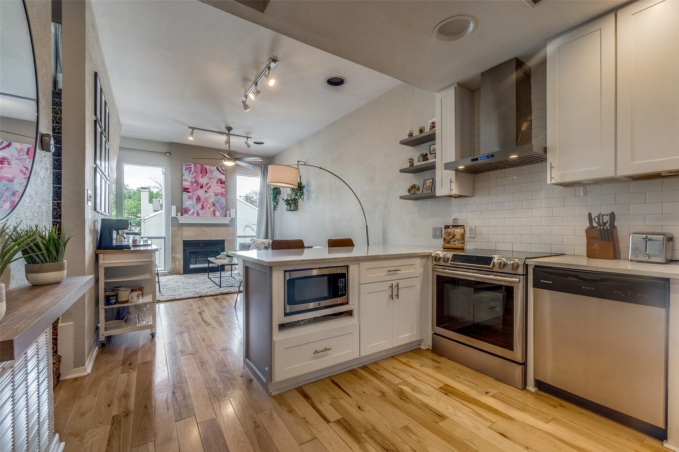 Condominium For Sale in Dallas County , 3907 Throckmorton Street 2, Dallas, Texas 75219, 1 Bedroom, 2 Bathroom, 1 Garage spaces, 787 Sqft, built in 1983, mls#21382856, Real Estate Agent in Dallas, Homes For Sale in Dallas county, Homes For Sale in Dallas, Realtor in Dallas Texas, Real Estate Brokerage Independent Realty Texas, Luminita Cordes Realtor