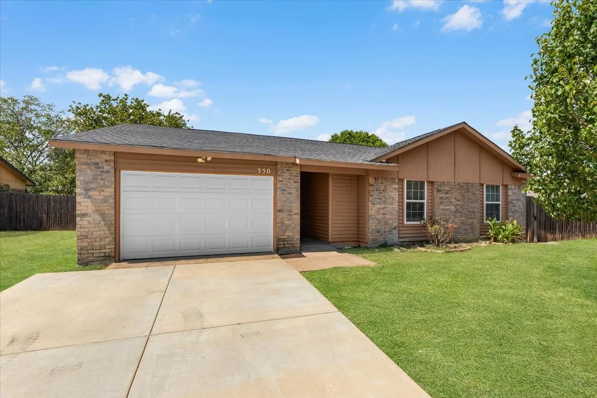 Single Family Residence For Sale in Tarrant County , 350 Ridgecrest, Saginaw, Texas 76179, 3 Bedroom, 2 Bathroom, 1 Garage spaces, 1,434 Sqft, built in 1980, mls#21381881, Real Estate Agent in Saginaw, Homes For Sale in Tarrant county, Homes For Sale in Saginaw, Realtor in Saginaw Texas, Real Estate Brokerage Independent Realty Texas, Luminita Cordes Realtor