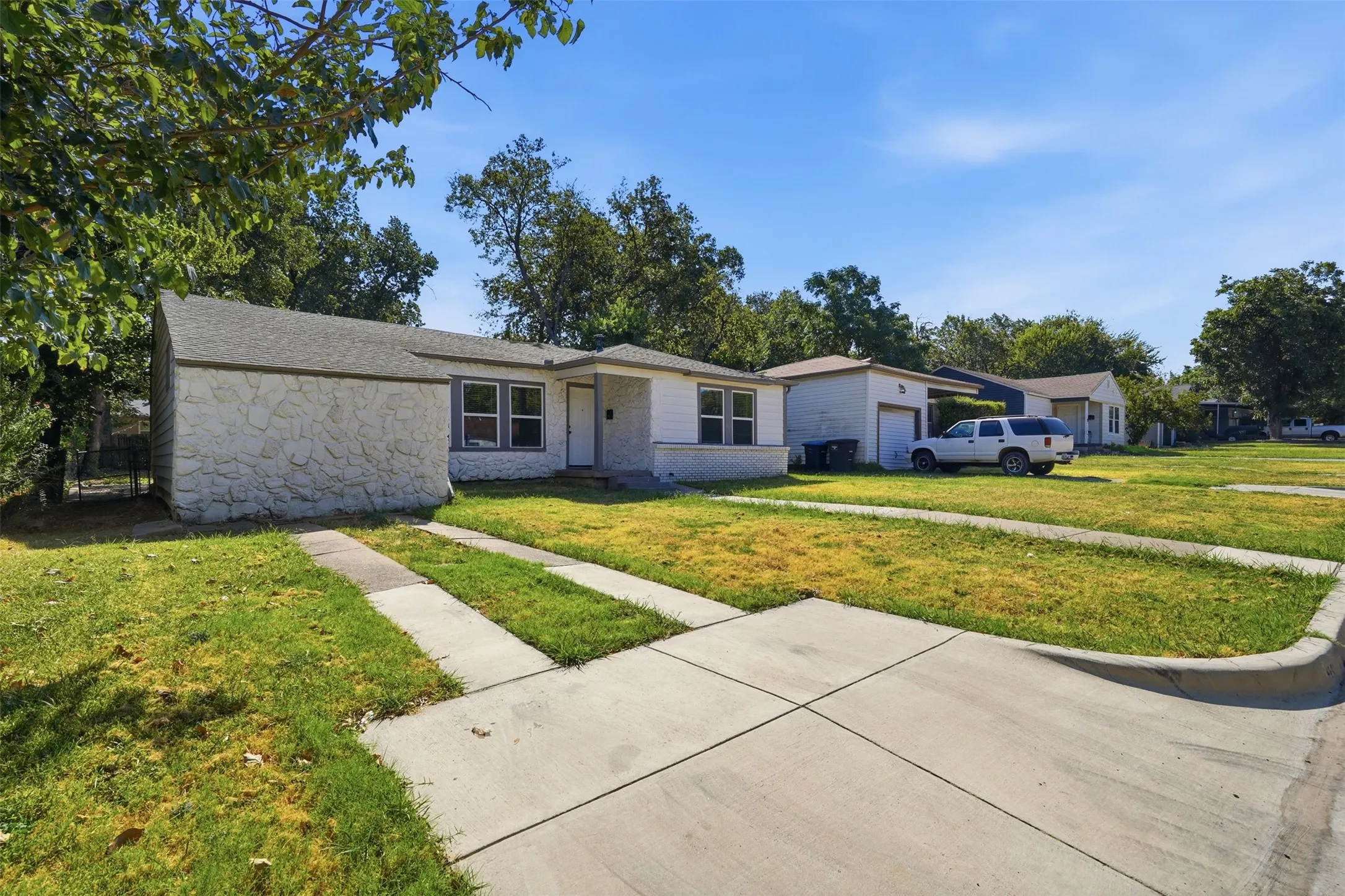 Single Family Residence For Sale in Tarrant County , 4601 Harwen Terrace, Fort Worth, Texas 76133, 4 Bedroom, 2 Bathroom, Garage spaces, 1,515 Sqft, built in 1952, mls#21381545, Real Estate Agent in Fort Worth, Homes For Sale in Tarrant county, Homes For Sale in Fort Worth, Realtor in Fort Worth Texas, Real Estate Brokerage Independent Realty Texas, Luminita Cordes Realtor