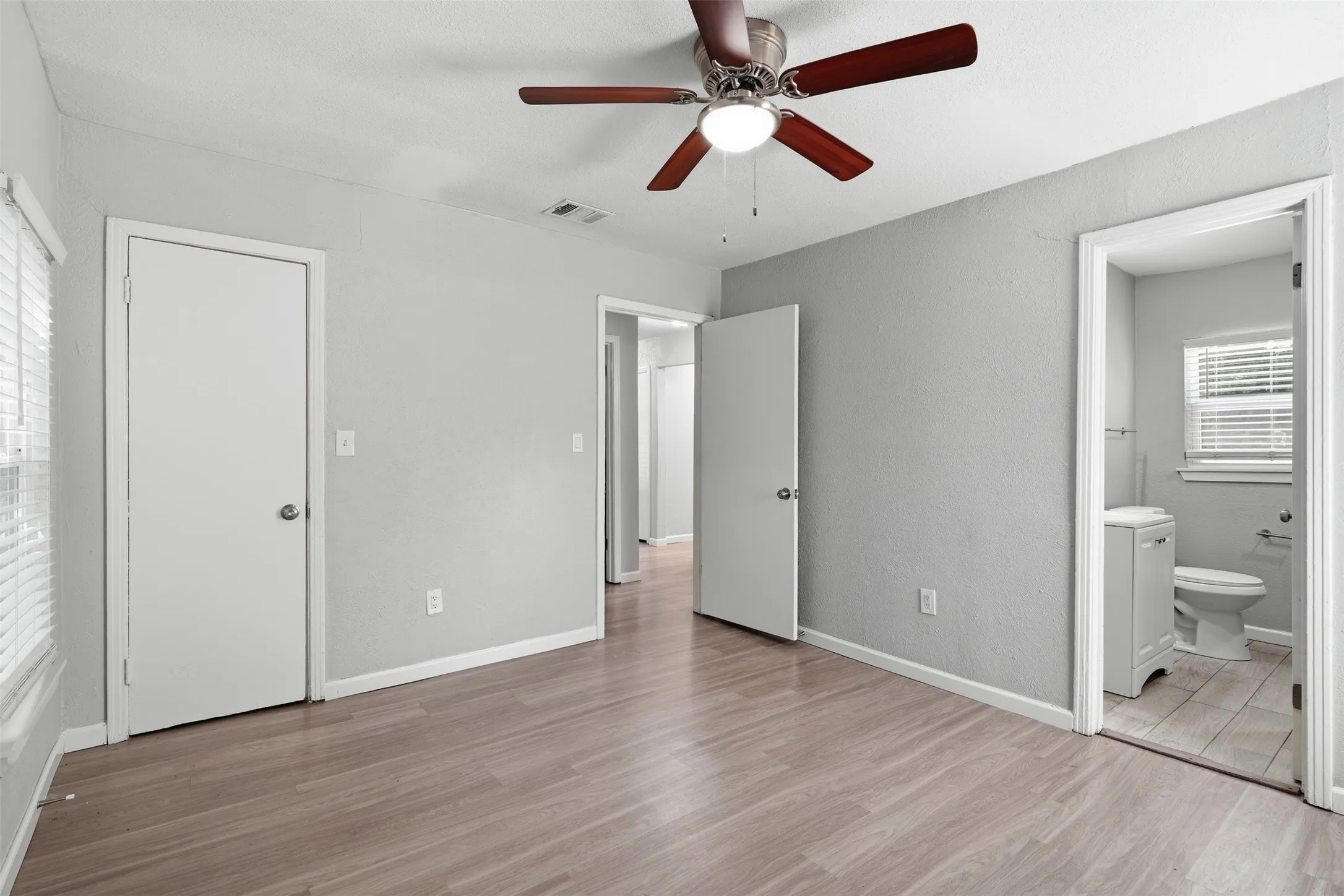 Single Family Residence For Sale in Tarrant County , 4601 Harwen Terrace, Fort Worth, Texas 76133, 4 Bedroom, 2 Bathroom, Garage spaces, 1,515 Sqft, built in 1952, mls#21381545, Real Estate Agent in Fort Worth, Homes For Sale in Tarrant county, Homes For Sale in Fort Worth, Realtor in Fort Worth Texas, Real Estate Brokerage Independent Realty Texas, Luminita Cordes Realtor