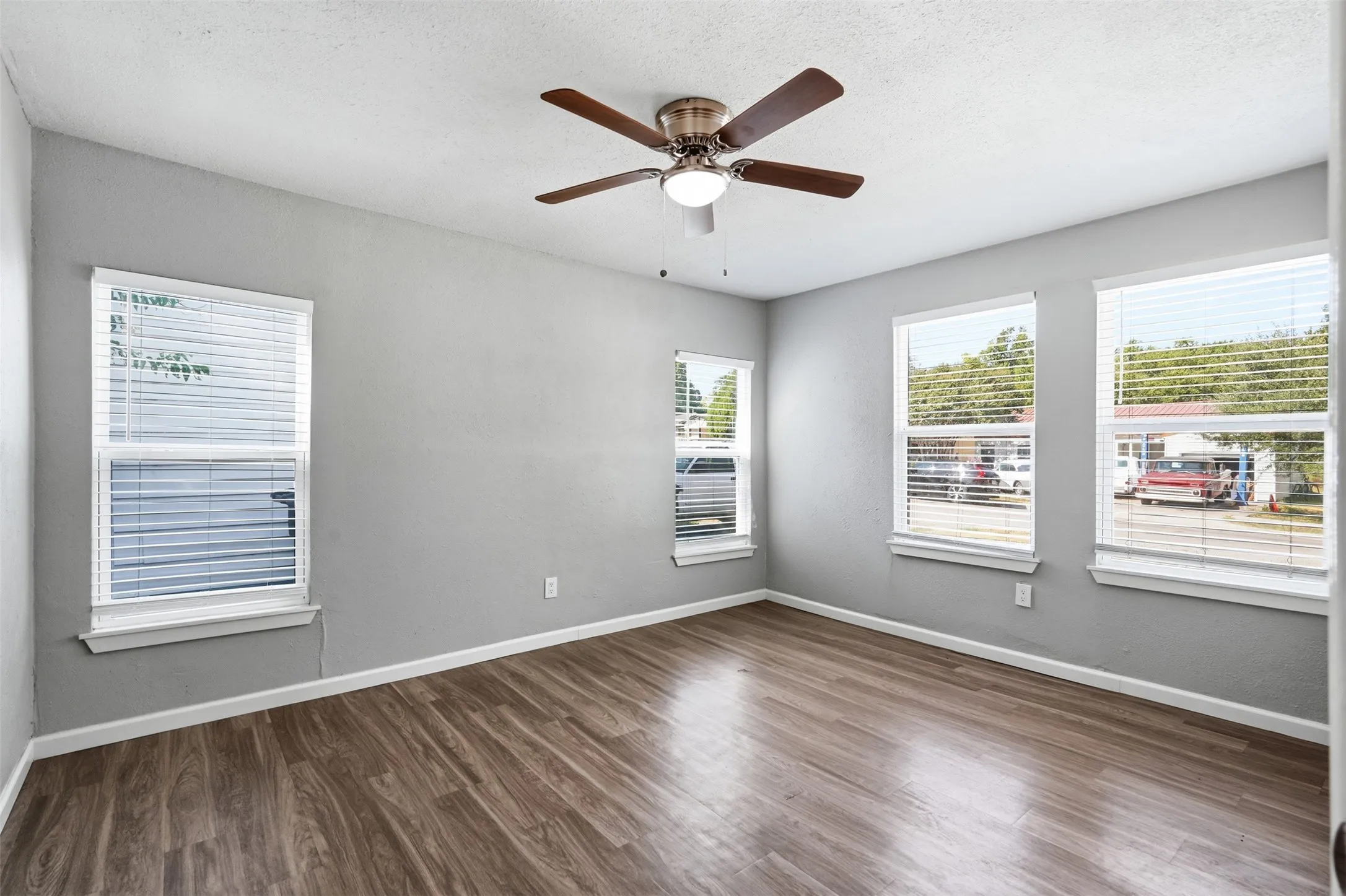Single Family Residence For Sale in Tarrant County , 4601 Harwen Terrace, Fort Worth, Texas 76133, 4 Bedroom, 2 Bathroom, Garage spaces, 1,515 Sqft, built in 1952, mls#21381545, Real Estate Agent in Fort Worth, Homes For Sale in Tarrant county, Homes For Sale in Fort Worth, Realtor in Fort Worth Texas, Real Estate Brokerage Independent Realty Texas, Luminita Cordes Realtor