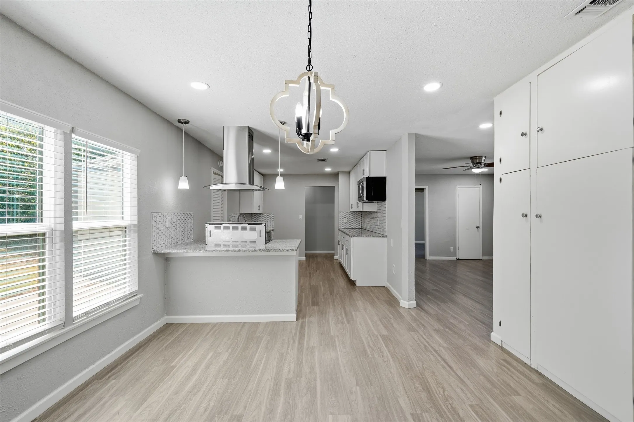 Single Family Residence For Sale in Tarrant County , 4601 Harwen Terrace, Fort Worth, Texas 76133, 4 Bedroom, 2 Bathroom, Garage spaces, 1,515 Sqft, built in 1952, mls#21381545, Real Estate Agent in Fort Worth, Homes For Sale in Tarrant county, Homes For Sale in Fort Worth, Realtor in Fort Worth Texas, Real Estate Brokerage Independent Realty Texas, Luminita Cordes Realtor