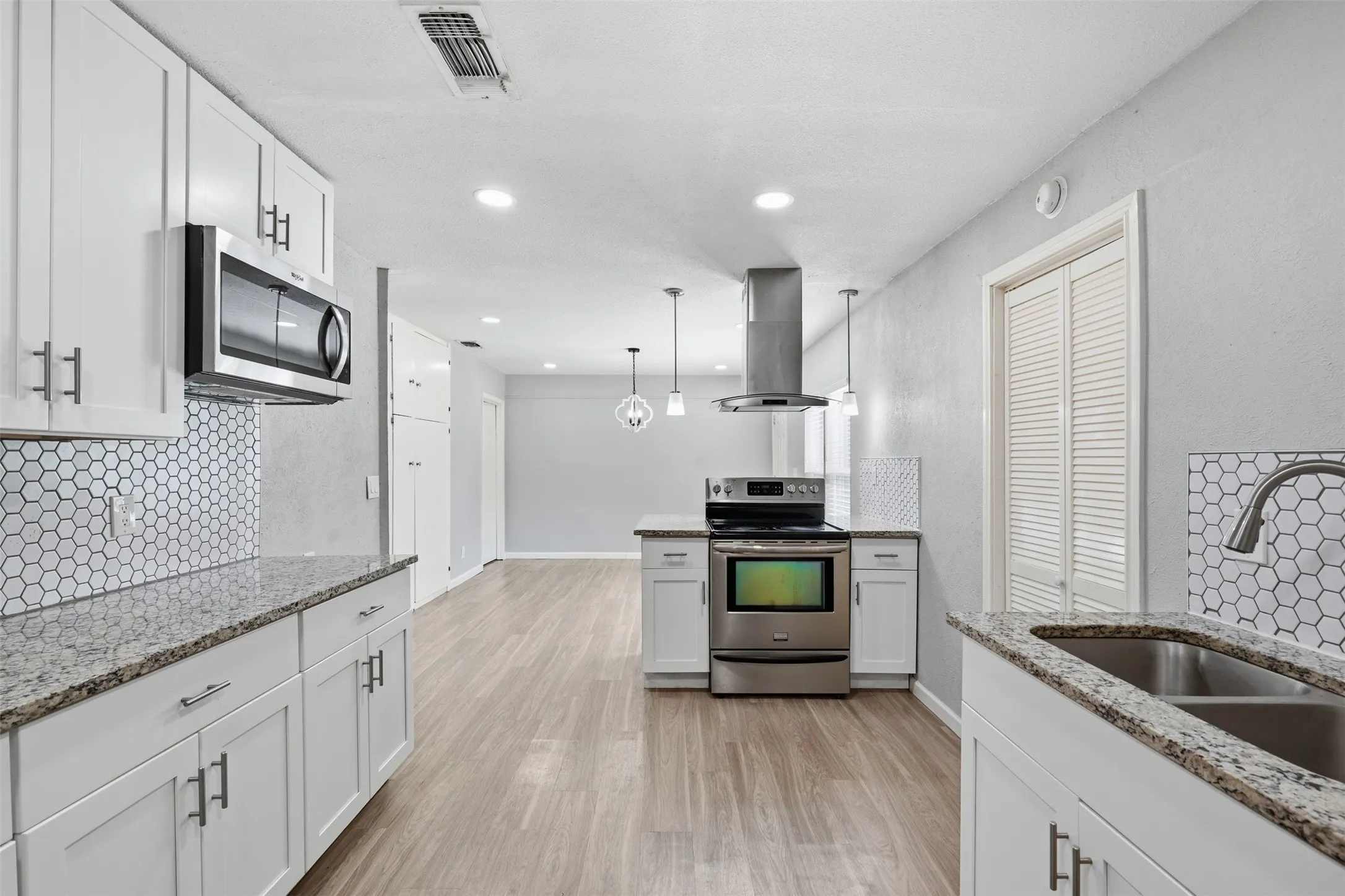 Single Family Residence For Sale in Tarrant County , 4601 Harwen Terrace, Fort Worth, Texas 76133, 4 Bedroom, 2 Bathroom, Garage spaces, 1,515 Sqft, built in 1952, mls#21381545, Real Estate Agent in Fort Worth, Homes For Sale in Tarrant county, Homes For Sale in Fort Worth, Realtor in Fort Worth Texas, Real Estate Brokerage Independent Realty Texas, Luminita Cordes Realtor