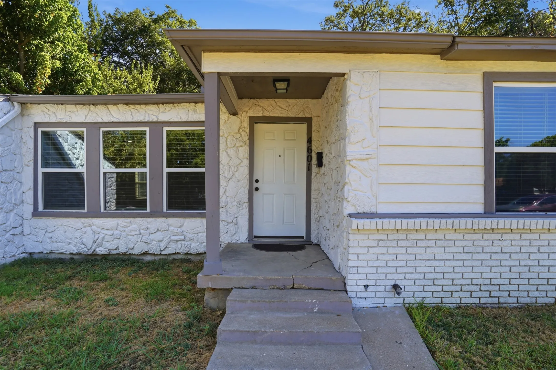 Single Family Residence For Sale in Tarrant County , 4601 Harwen Terrace, Fort Worth, Texas 76133, 4 Bedroom, 2 Bathroom, Garage spaces, 1,515 Sqft, built in 1952, mls#21381545, Real Estate Agent in Fort Worth, Homes For Sale in Tarrant county, Homes For Sale in Fort Worth, Realtor in Fort Worth Texas, Real Estate Brokerage Independent Realty Texas, Luminita Cordes Realtor