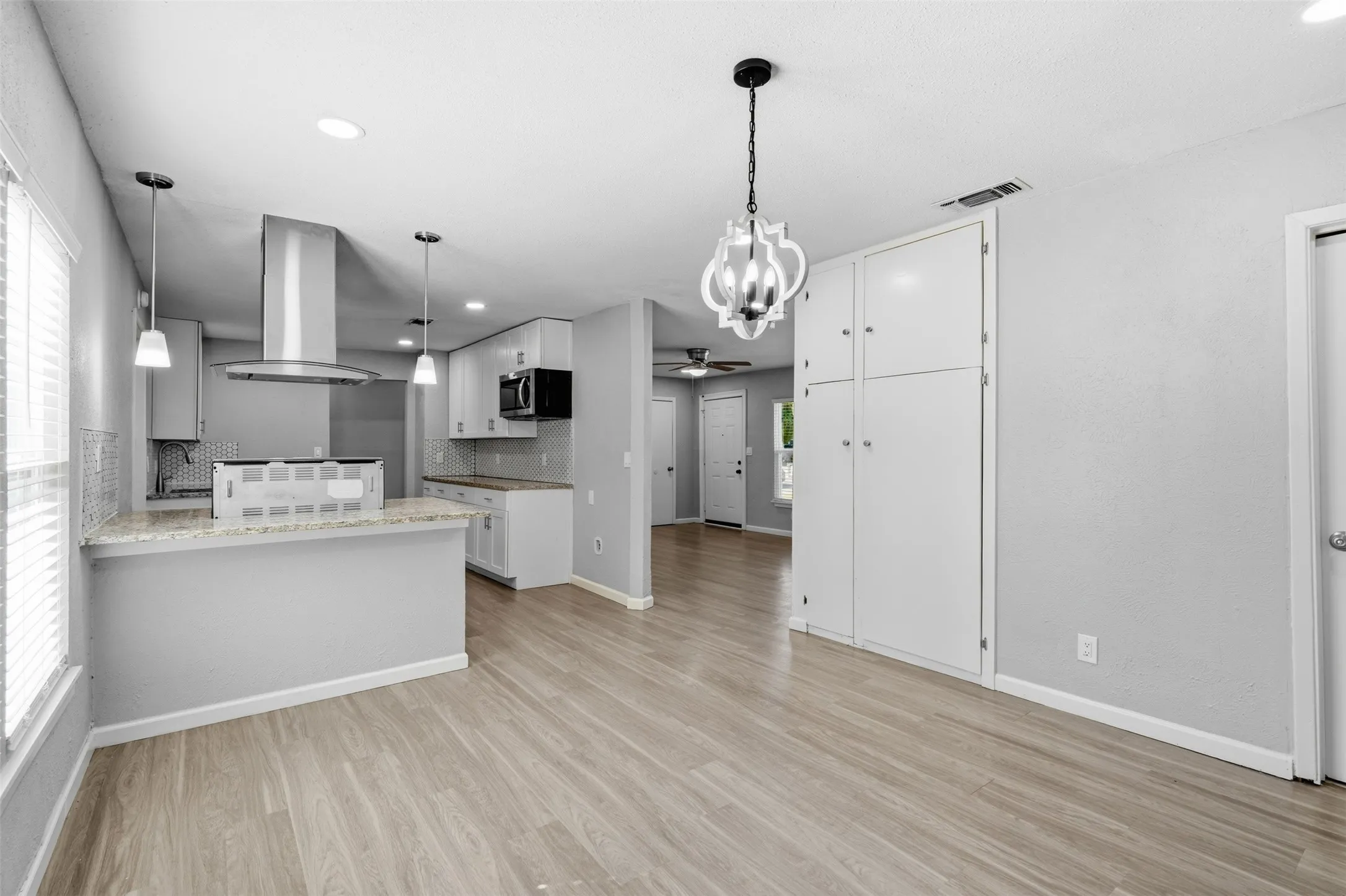Single Family Residence For Sale in Tarrant County , 4601 Harwen Terrace, Fort Worth, Texas 76133, 4 Bedroom, 2 Bathroom, Garage spaces, 1,515 Sqft, built in 1952, mls#21381545, Real Estate Agent in Fort Worth, Homes For Sale in Tarrant county, Homes For Sale in Fort Worth, Realtor in Fort Worth Texas, Real Estate Brokerage Independent Realty Texas, Luminita Cordes Realtor