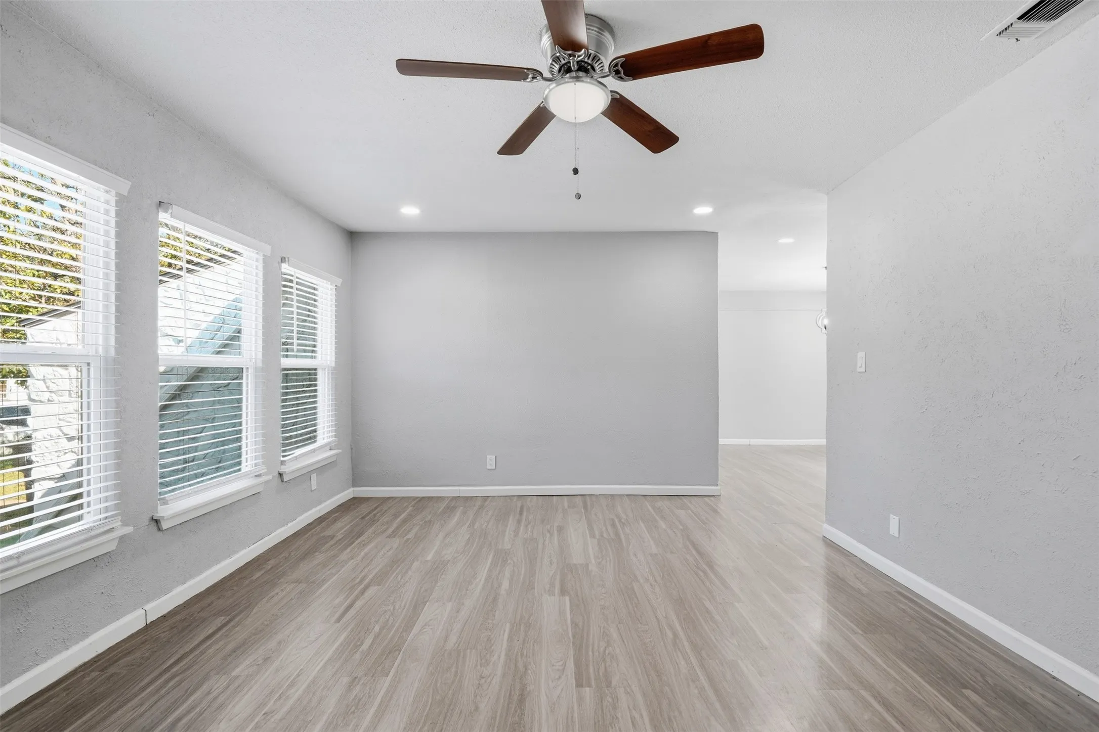 Single Family Residence For Sale in Tarrant County , 4601 Harwen Terrace, Fort Worth, Texas 76133, 4 Bedroom, 2 Bathroom, Garage spaces, 1,515 Sqft, built in 1952, mls#21381545, Real Estate Agent in Fort Worth, Homes For Sale in Tarrant county, Homes For Sale in Fort Worth, Realtor in Fort Worth Texas, Real Estate Brokerage Independent Realty Texas, Luminita Cordes Realtor