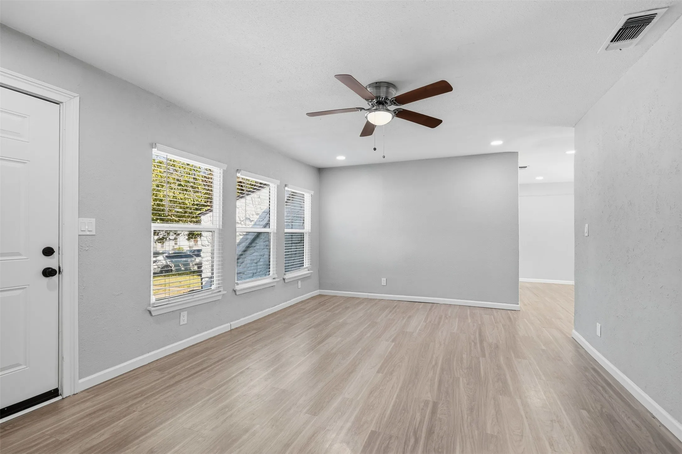 Single Family Residence For Sale in Tarrant County , 4601 Harwen Terrace, Fort Worth, Texas 76133, 4 Bedroom, 2 Bathroom, Garage spaces, 1,515 Sqft, built in 1952, mls#21381545, Real Estate Agent in Fort Worth, Homes For Sale in Tarrant county, Homes For Sale in Fort Worth, Realtor in Fort Worth Texas, Real Estate Brokerage Independent Realty Texas, Luminita Cordes Realtor