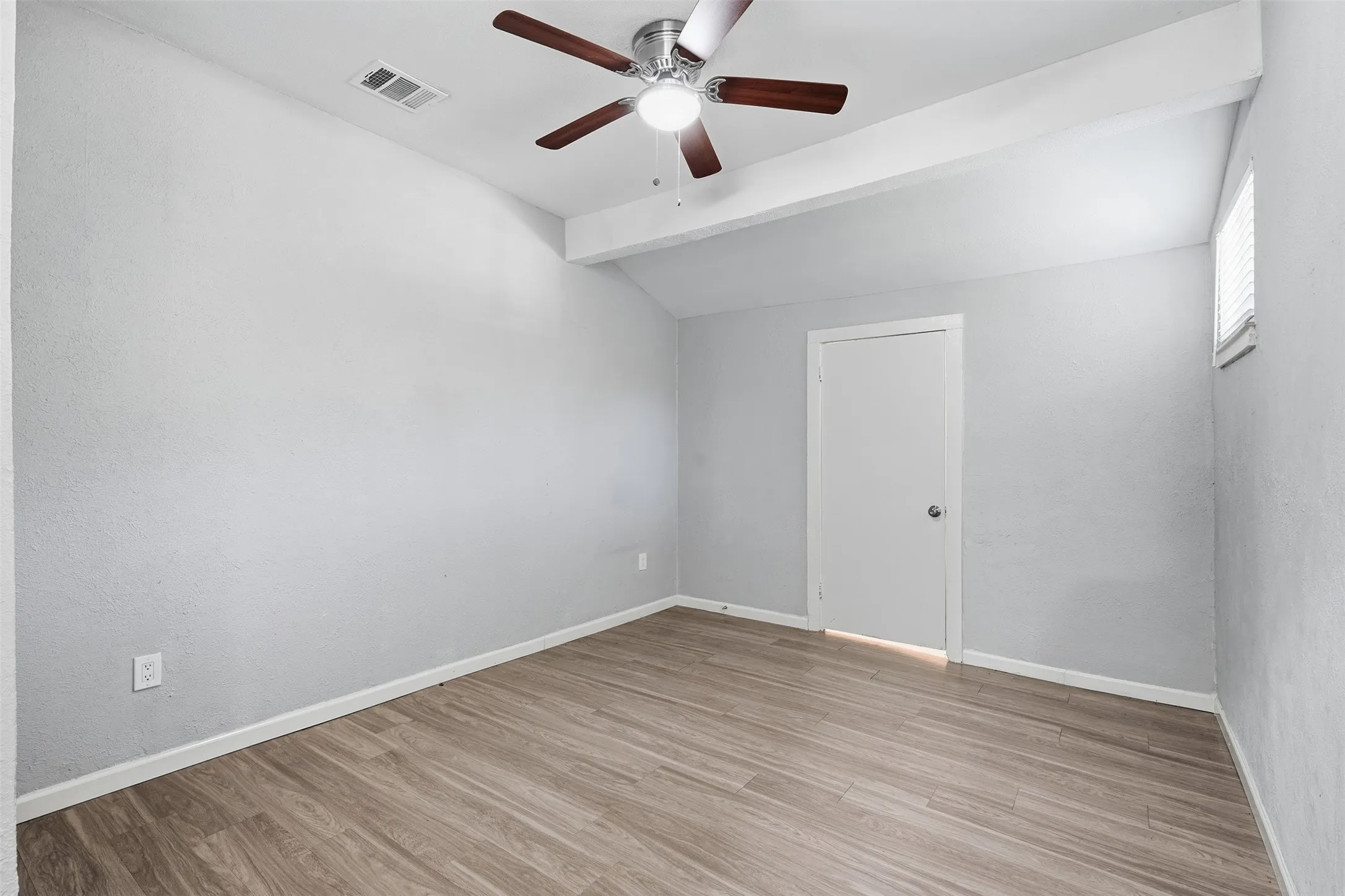 Single Family Residence For Sale in Tarrant County , 4601 Harwen Terrace, Fort Worth, Texas 76133, 4 Bedroom, 2 Bathroom, Garage spaces, 1,515 Sqft, built in 1952, mls#21381545, Real Estate Agent in Fort Worth, Homes For Sale in Tarrant county, Homes For Sale in Fort Worth, Realtor in Fort Worth Texas, Real Estate Brokerage Independent Realty Texas, Luminita Cordes Realtor
