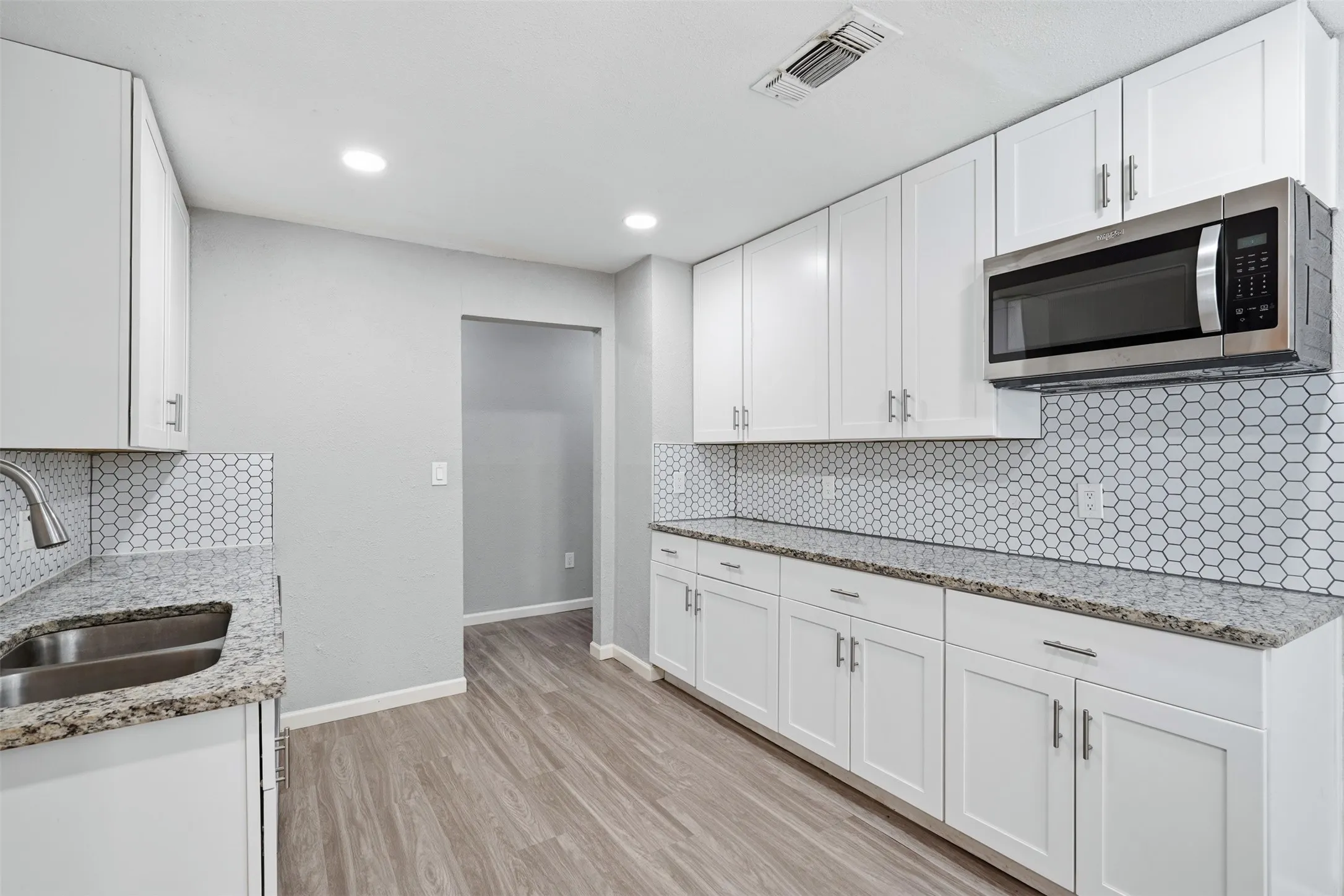 Single Family Residence For Sale in Tarrant County , 4601 Harwen Terrace, Fort Worth, Texas 76133, 4 Bedroom, 2 Bathroom, Garage spaces, 1,515 Sqft, built in 1952, mls#21381545, Real Estate Agent in Fort Worth, Homes For Sale in Tarrant county, Homes For Sale in Fort Worth, Realtor in Fort Worth Texas, Real Estate Brokerage Independent Realty Texas, Luminita Cordes Realtor