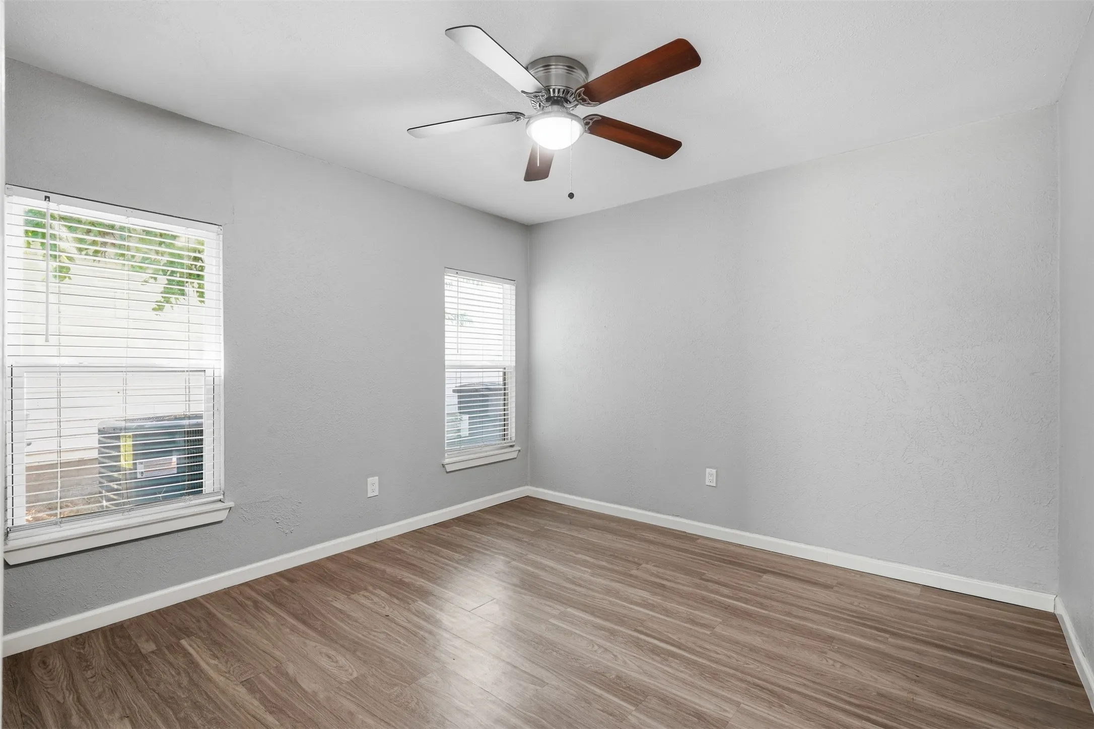 Single Family Residence For Sale in Tarrant County , 4601 Harwen Terrace, Fort Worth, Texas 76133, 4 Bedroom, 2 Bathroom, Garage spaces, 1,515 Sqft, built in 1952, mls#21381545, Real Estate Agent in Fort Worth, Homes For Sale in Tarrant county, Homes For Sale in Fort Worth, Realtor in Fort Worth Texas, Real Estate Brokerage Independent Realty Texas, Luminita Cordes Realtor