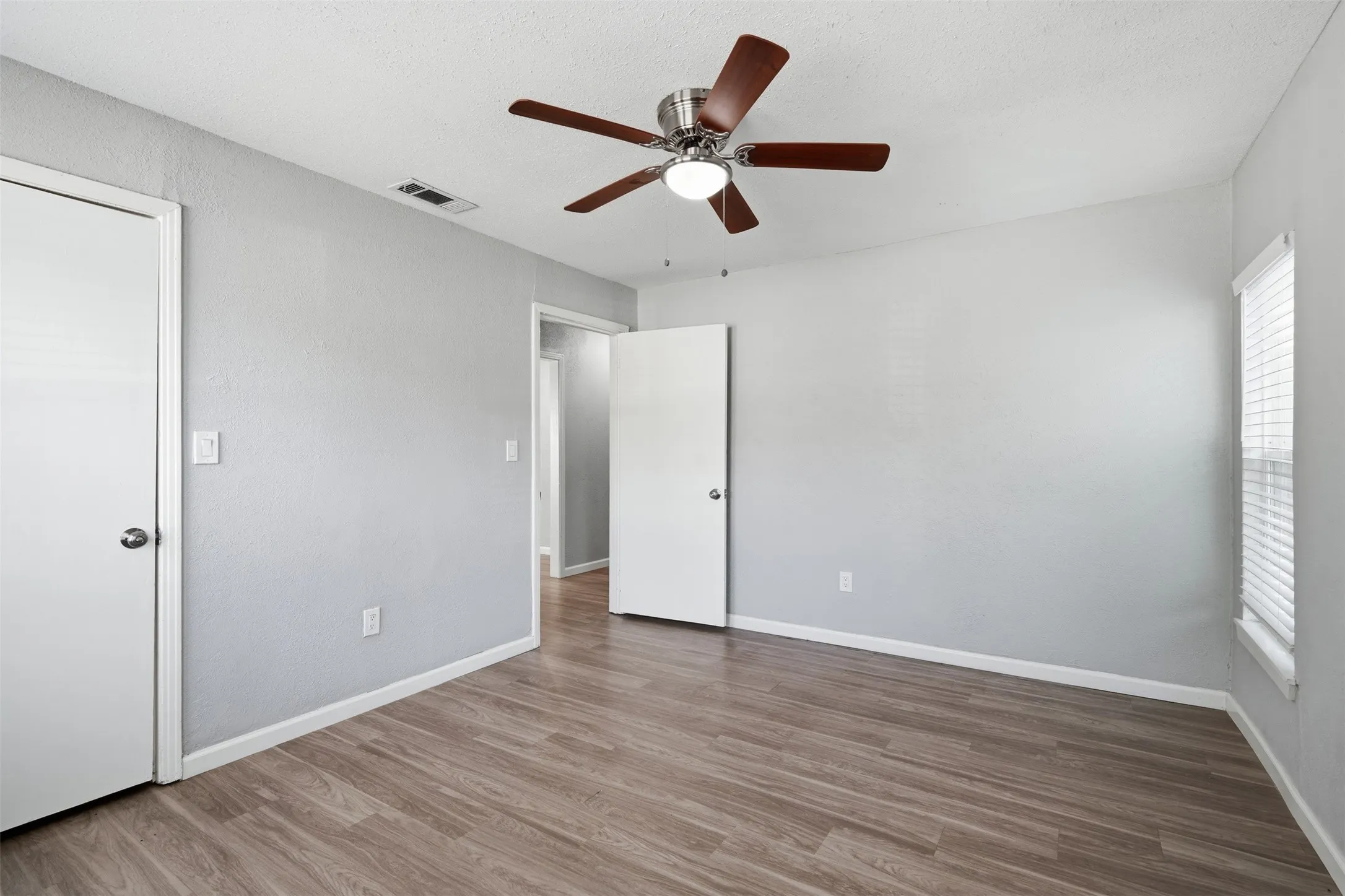 Single Family Residence For Sale in Tarrant County , 4601 Harwen Terrace, Fort Worth, Texas 76133, 4 Bedroom, 2 Bathroom, Garage spaces, 1,515 Sqft, built in 1952, mls#21381545, Real Estate Agent in Fort Worth, Homes For Sale in Tarrant county, Homes For Sale in Fort Worth, Realtor in Fort Worth Texas, Real Estate Brokerage Independent Realty Texas, Luminita Cordes Realtor