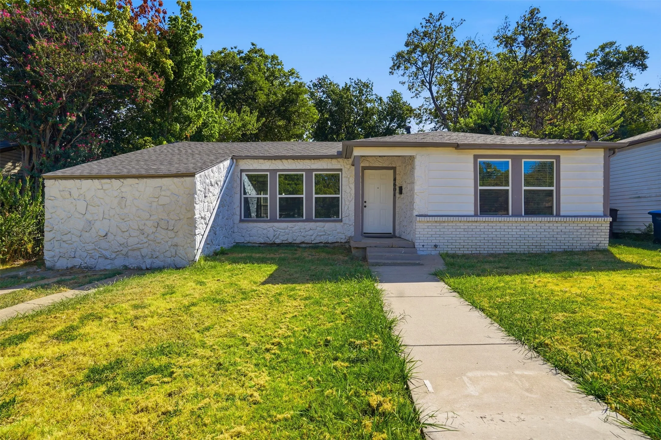 Single Family Residence For Sale in Tarrant County , 4601 Harwen Terrace, Fort Worth, Texas 76133, 4 Bedroom, 2 Bathroom, Garage spaces, 1,515 Sqft, built in 1952, mls#21381545, Real Estate Agent in Fort Worth, Homes For Sale in Tarrant county, Homes For Sale in Fort Worth, Realtor in Fort Worth Texas, Real Estate Brokerage Independent Realty Texas, Luminita Cordes Realtor