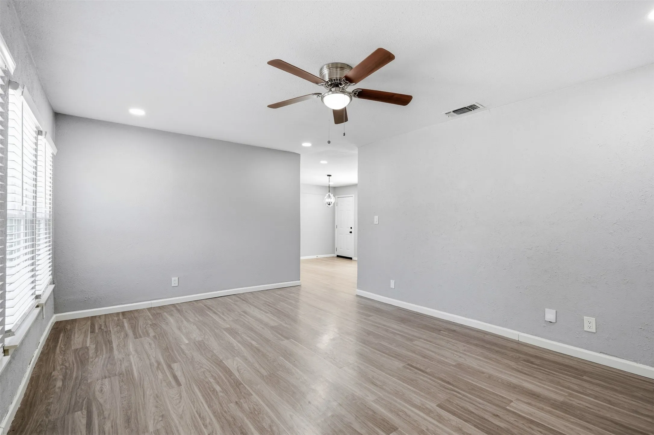 Single Family Residence For Sale in Tarrant County , 4601 Harwen Terrace, Fort Worth, Texas 76133, 4 Bedroom, 2 Bathroom, Garage spaces, 1,515 Sqft, built in 1952, mls#21381545, Real Estate Agent in Fort Worth, Homes For Sale in Tarrant county, Homes For Sale in Fort Worth, Realtor in Fort Worth Texas, Real Estate Brokerage Independent Realty Texas, Luminita Cordes Realtor