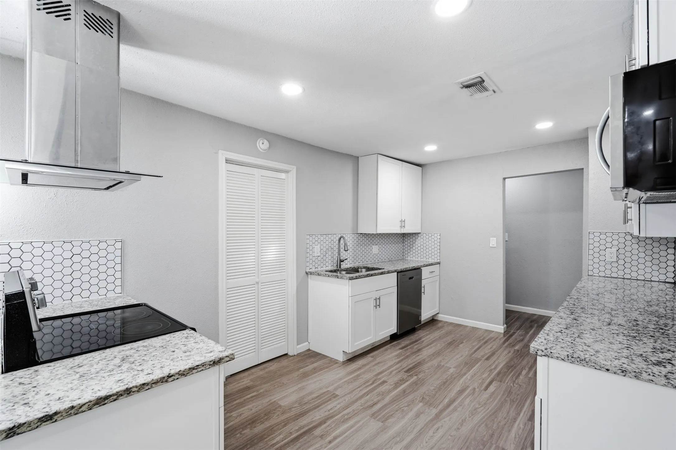 Single Family Residence For Sale in Tarrant County , 4601 Harwen Terrace, Fort Worth, Texas 76133, 4 Bedroom, 2 Bathroom, Garage spaces, 1,515 Sqft, built in 1952, mls#21381545, Real Estate Agent in Fort Worth, Homes For Sale in Tarrant county, Homes For Sale in Fort Worth, Realtor in Fort Worth Texas, Real Estate Brokerage Independent Realty Texas, Luminita Cordes Realtor