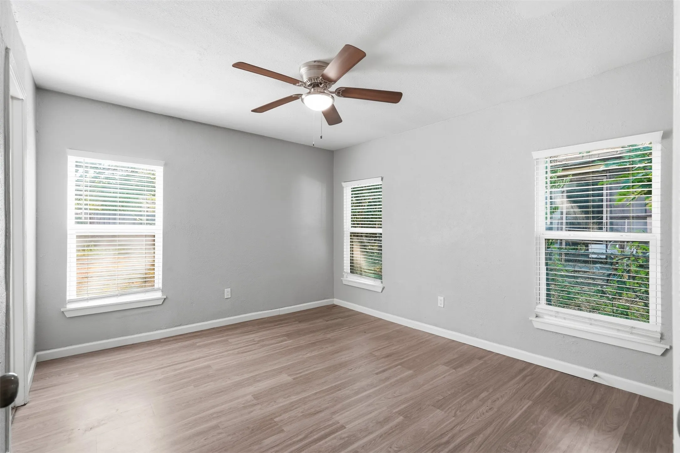Single Family Residence For Sale in Tarrant County , 4601 Harwen Terrace, Fort Worth, Texas 76133, 4 Bedroom, 2 Bathroom, Garage spaces, 1,515 Sqft, built in 1952, mls#21381545, Real Estate Agent in Fort Worth, Homes For Sale in Tarrant county, Homes For Sale in Fort Worth, Realtor in Fort Worth Texas, Real Estate Brokerage Independent Realty Texas, Luminita Cordes Realtor