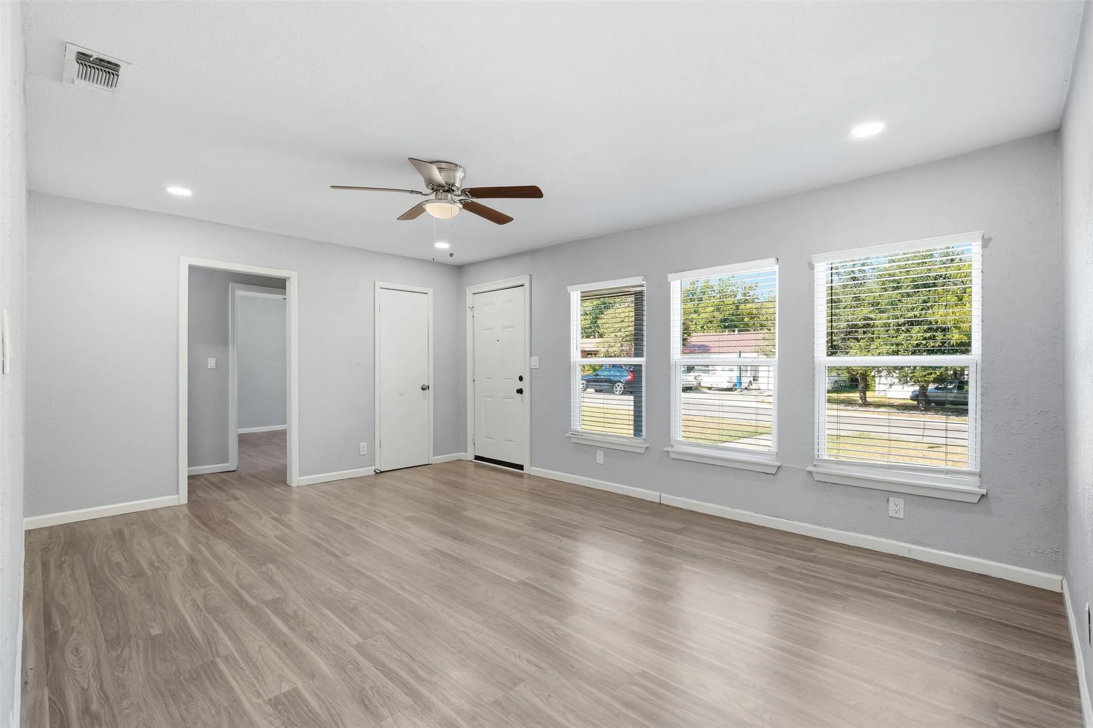 Single Family Residence For Sale in Tarrant County , 4601 Harwen Terrace, Fort Worth, Texas 76133, 4 Bedroom, 2 Bathroom, Garage spaces, 1,515 Sqft, built in 1952, mls#21381545, Real Estate Agent in Fort Worth, Homes For Sale in Tarrant county, Homes For Sale in Fort Worth, Realtor in Fort Worth Texas, Real Estate Brokerage Independent Realty Texas, Luminita Cordes Realtor