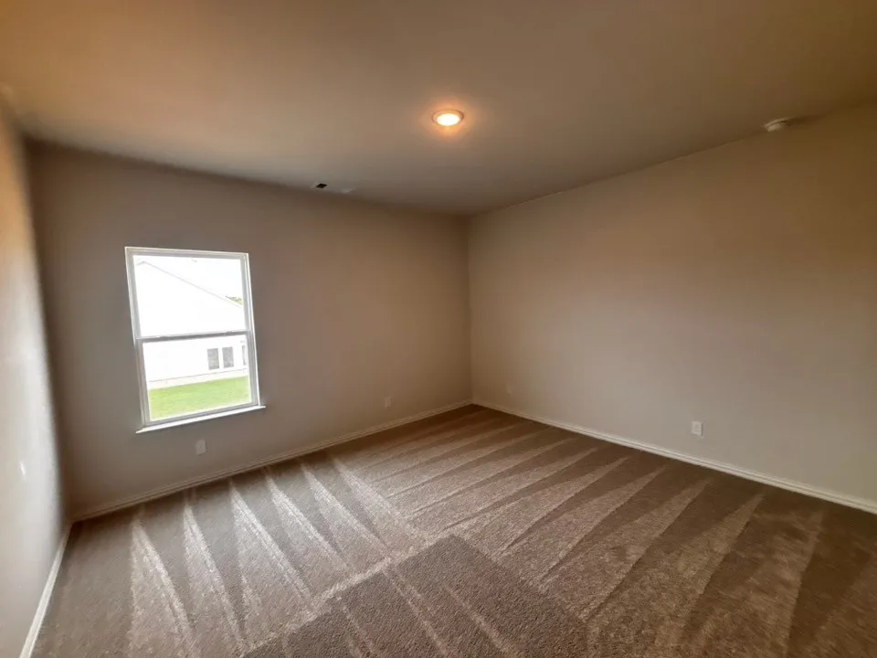 Neutral wall paint, plush carpet flooring, recessed lighting, and a double-pane​​‌​​​​‌​​‌‌​‌‌​​​‌‌​‌​‌​‌​​​‌​​ window