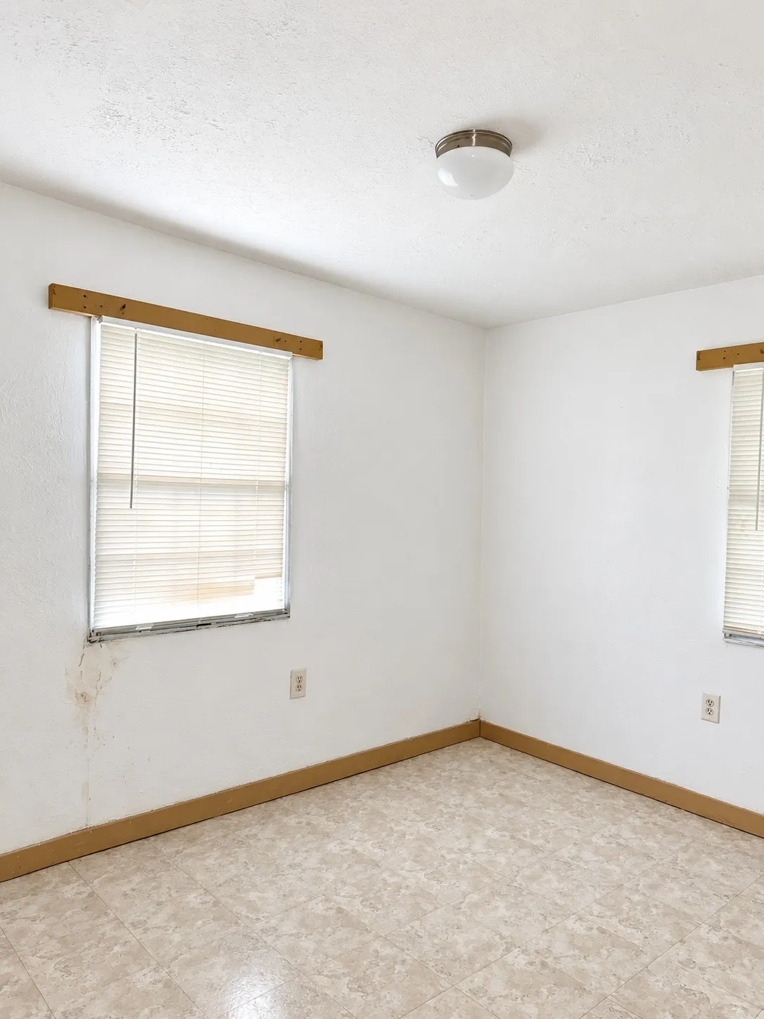 Single Family Residence For Sale in Ellis County , 107 W College Street, Milford, Texas 76670, 2 Bedroom, 1 Bathroom, Garage spaces, 696 Sqft, built in 2004, mls#21382495, Real Estate Agent in Milford, Homes For Sale in Ellis county, Homes For Sale in Milford, Realtor in Milford Texas, Real Estate Brokerage Independent Realty Texas, Luminita Cordes Realtor