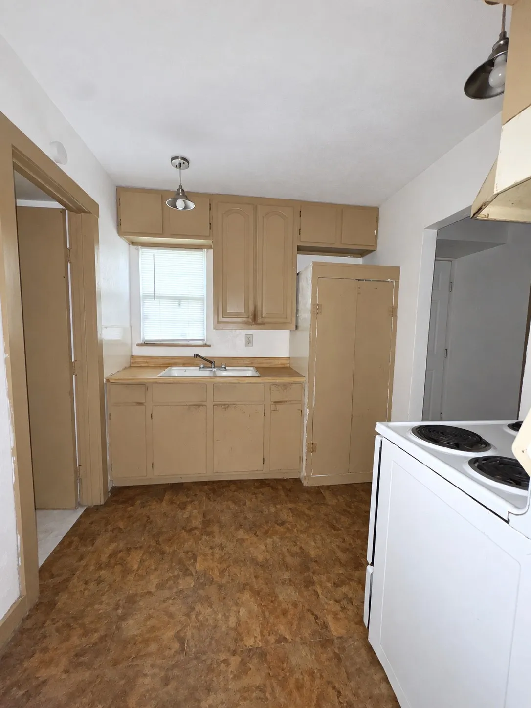 Single Family Residence For Sale in Ellis County , 107 W College Street, Milford, Texas 76670, 2 Bedroom, 1 Bathroom, Garage spaces, 696 Sqft, built in 2004, mls#21382495, Real Estate Agent in Milford, Homes For Sale in Ellis county, Homes For Sale in Milford, Realtor in Milford Texas, Real Estate Brokerage Independent Realty Texas, Luminita Cordes Realtor