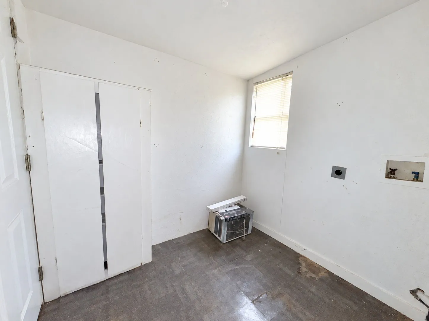 Single Family Residence For Sale in Ellis County , 107 W College Street, Milford, Texas 76670, 2 Bedroom, 1 Bathroom, Garage spaces, 696 Sqft, built in 2004, mls#21382495, Real Estate Agent in Milford, Homes For Sale in Ellis county, Homes For Sale in Milford, Realtor in Milford Texas, Real Estate Brokerage Independent Realty Texas, Luminita Cordes Realtor
