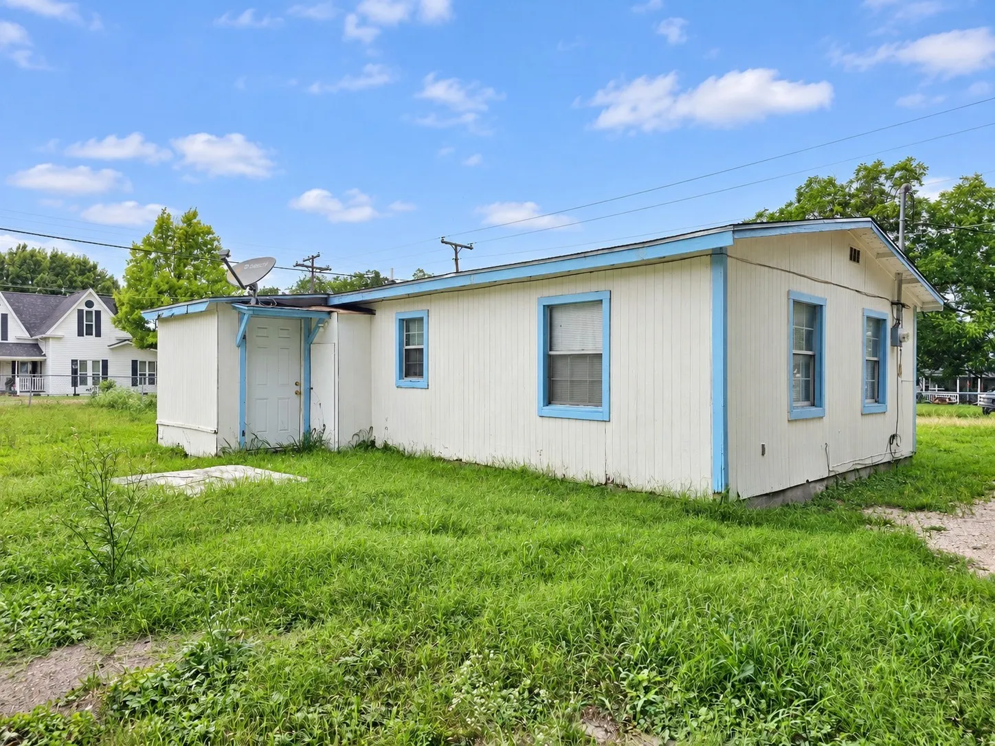 Single Family Residence For Sale in Ellis County , 107 W College Street, Milford, Texas 76670, 2 Bedroom, 1 Bathroom, Garage spaces, 696 Sqft, built in 2004, mls#21382495, Real Estate Agent in Milford, Homes For Sale in Ellis county, Homes For Sale in Milford, Realtor in Milford Texas, Real Estate Brokerage Independent Realty Texas, Luminita Cordes Realtor
