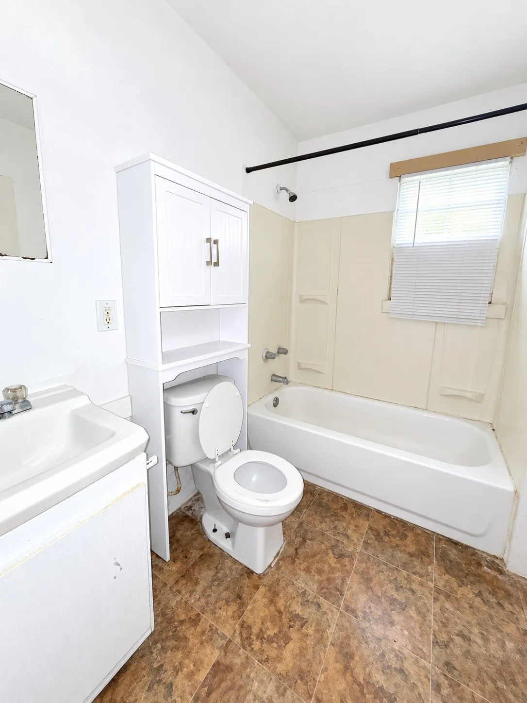 Single Family Residence For Sale in Ellis County , 107 W College Street, Milford, Texas 76670, 2 Bedroom, 1 Bathroom, Garage spaces, 696 Sqft, built in 2004, mls#21382495, Real Estate Agent in Milford, Homes For Sale in Ellis county, Homes For Sale in Milford, Realtor in Milford Texas, Real Estate Brokerage Independent Realty Texas, Luminita Cordes Realtor