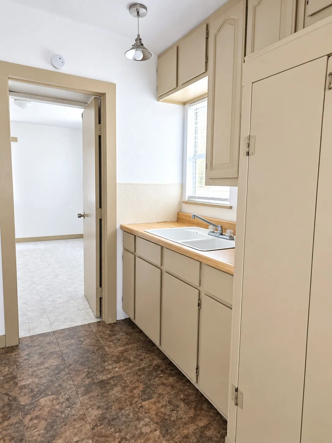 Single Family Residence For Sale in Ellis County , 107 W College Street, Milford, Texas 76670, 2 Bedroom, 1 Bathroom, Garage spaces, 696 Sqft, built in 2004, mls#21382495, Real Estate Agent in Milford, Homes For Sale in Ellis county, Homes For Sale in Milford, Realtor in Milford Texas, Real Estate Brokerage Independent Realty Texas, Luminita Cordes Realtor