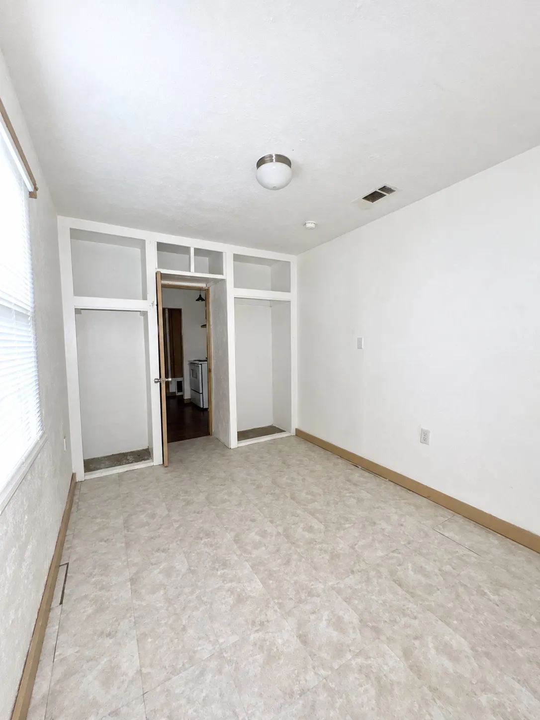 Single Family Residence For Sale in Ellis County , 107 W College Street, Milford, Texas 76670, 2 Bedroom, 1 Bathroom, Garage spaces, 696 Sqft, built in 2004, mls#21382495, Real Estate Agent in Milford, Homes For Sale in Ellis county, Homes For Sale in Milford, Realtor in Milford Texas, Real Estate Brokerage Independent Realty Texas, Luminita Cordes Realtor