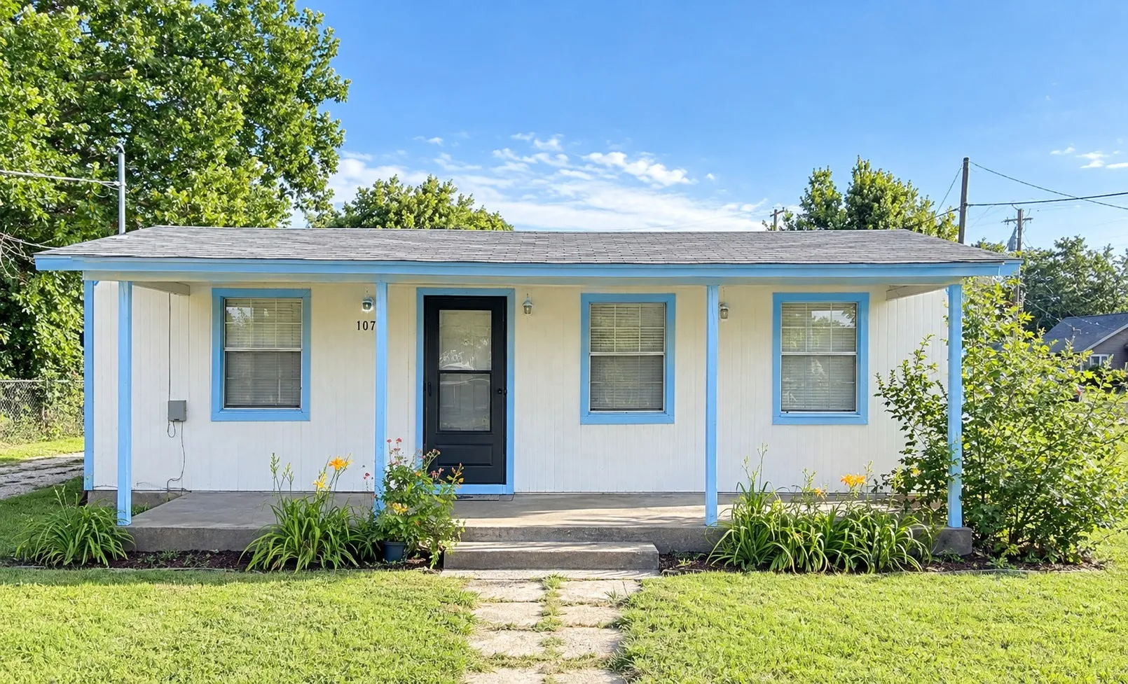 Single Family Residence For Sale in Ellis County , 107 W College Street, Milford, Texas 76670, 2 Bedroom, 1 Bathroom, Garage spaces, 696 Sqft, built in 2004, mls#21382495, Real Estate Agent in Milford, Homes For Sale in Ellis county, Homes For Sale in Milford, Realtor in Milford Texas, Real Estate Brokerage Independent Realty Texas, Luminita Cordes Realtor