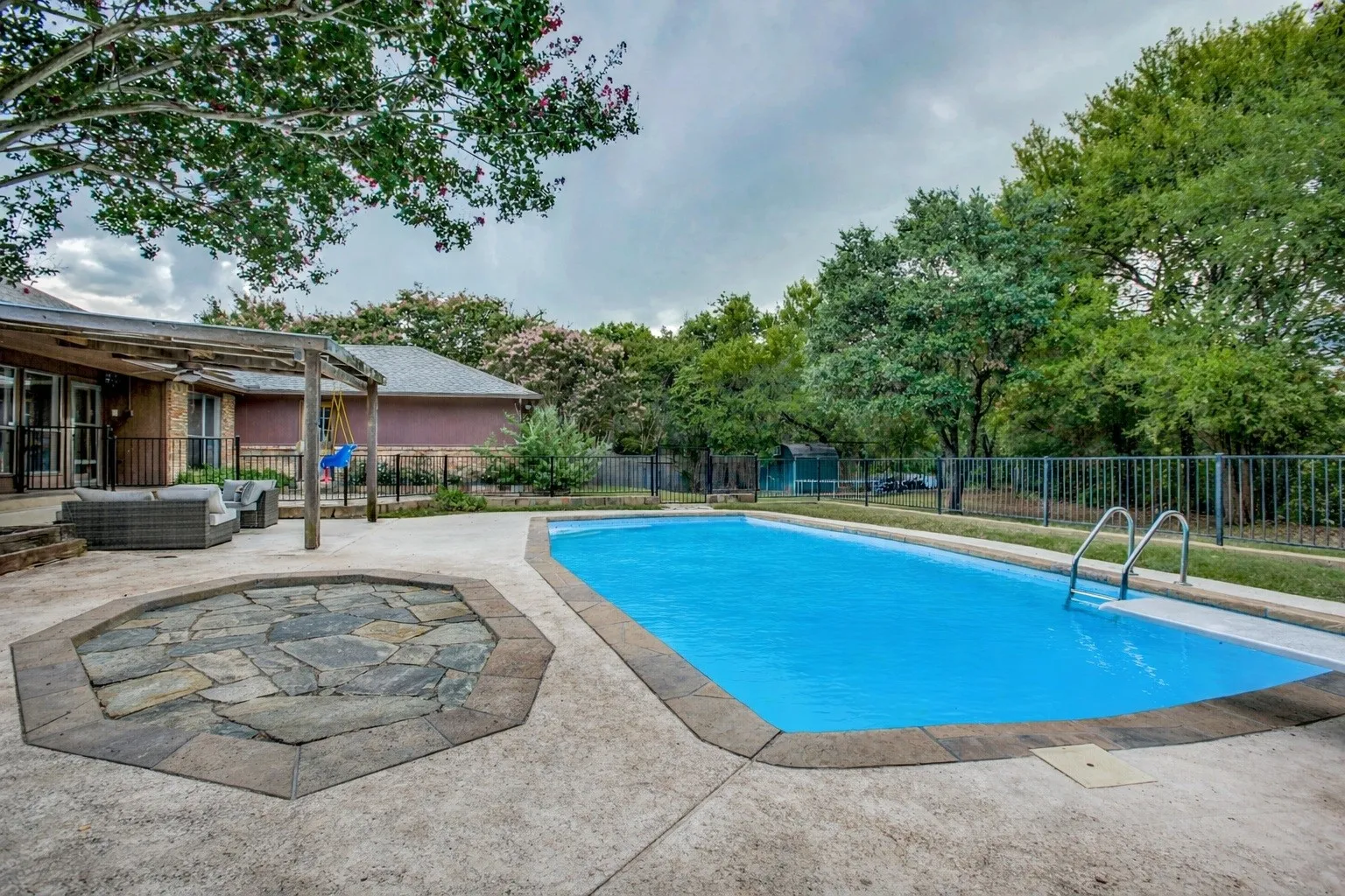 Single Family Residence For Sale in Dallas County , 1405 Hattiesburg Lane, Garland, Texas 75044, 4 Bedroom, 3 Bathroom, 3 Garage spaces, 2,685 Sqft, built in 1983, mls#21376712, Real Estate Agent in Garland, Homes For Sale in Dallas county, Homes For Sale in Garland, Realtor in Garland Texas, Real Estate Brokerage Independent Realty Texas, Luminita Cordes Realtor